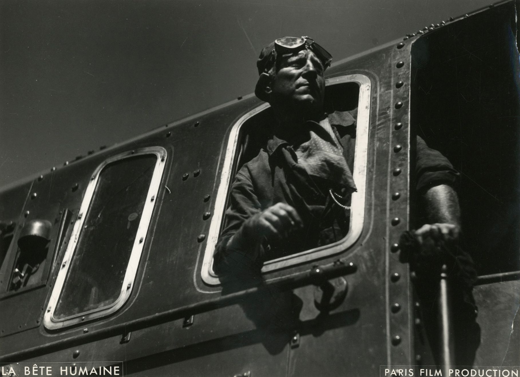 Sam Lévin (1904-1992)
Jean Gabin dans La bête humaine de Jean Renoir, 1938. 
Épreuve argentique d'époque. Titre du film et crédit de la société de production dans le négatif en bas de l'image.
Image : 16,7 x 23 cm 
Feuille : 17,9 x 24,2 cm