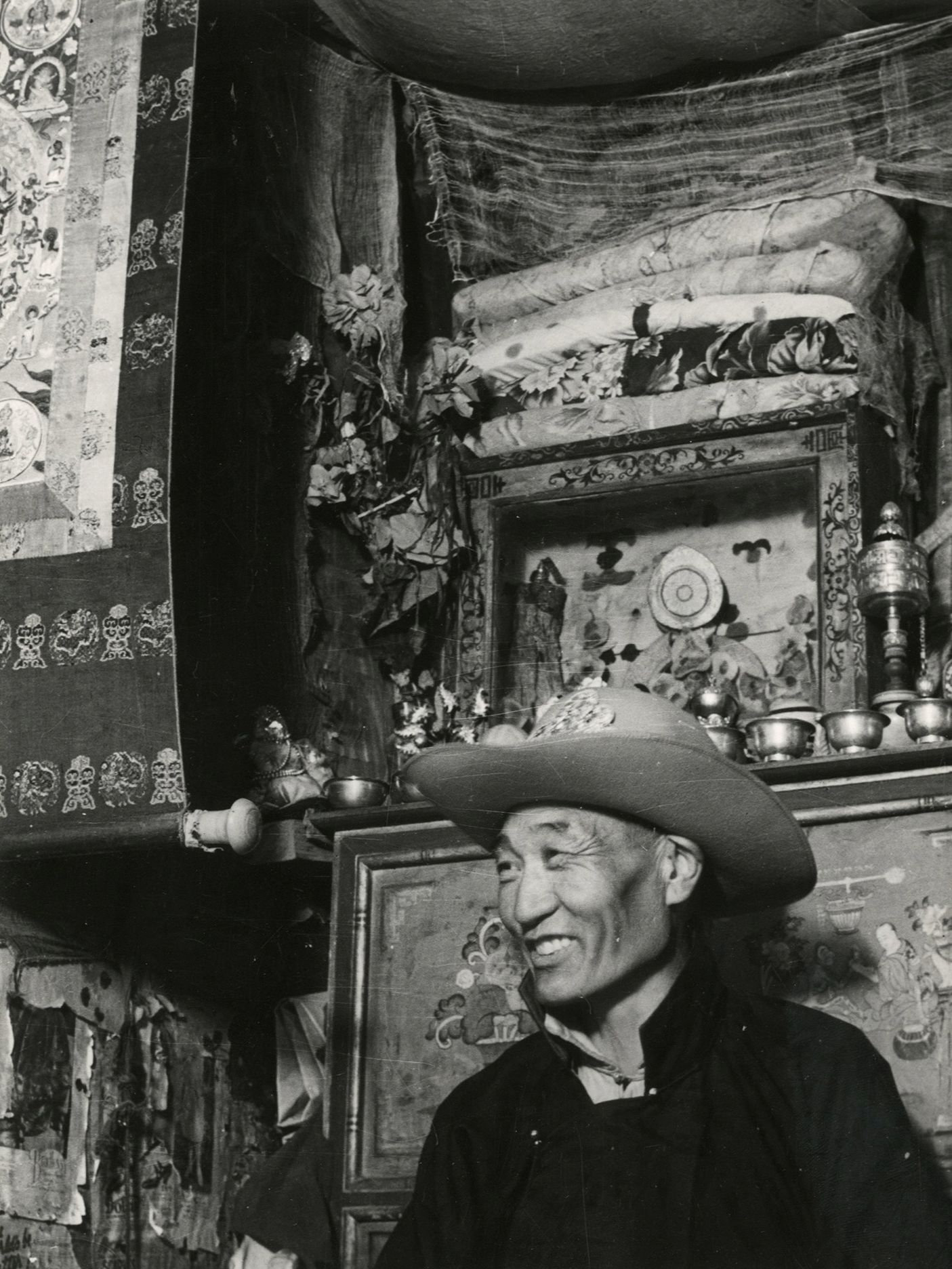 Fosco Maraini (1912-2004)
Tibet, 1938.
Artisan et médecin Gyantsé. Fresques et bas-reliefs bouddhiques.
Cinq épreuves argentiques d'époque. Annotations manuscrites et crédits du photographe aux versos.
Format moyen : 18 x 24 cm

Ces images ont été publiées dans l'ouvrage Tibet Secret publié en 1952.