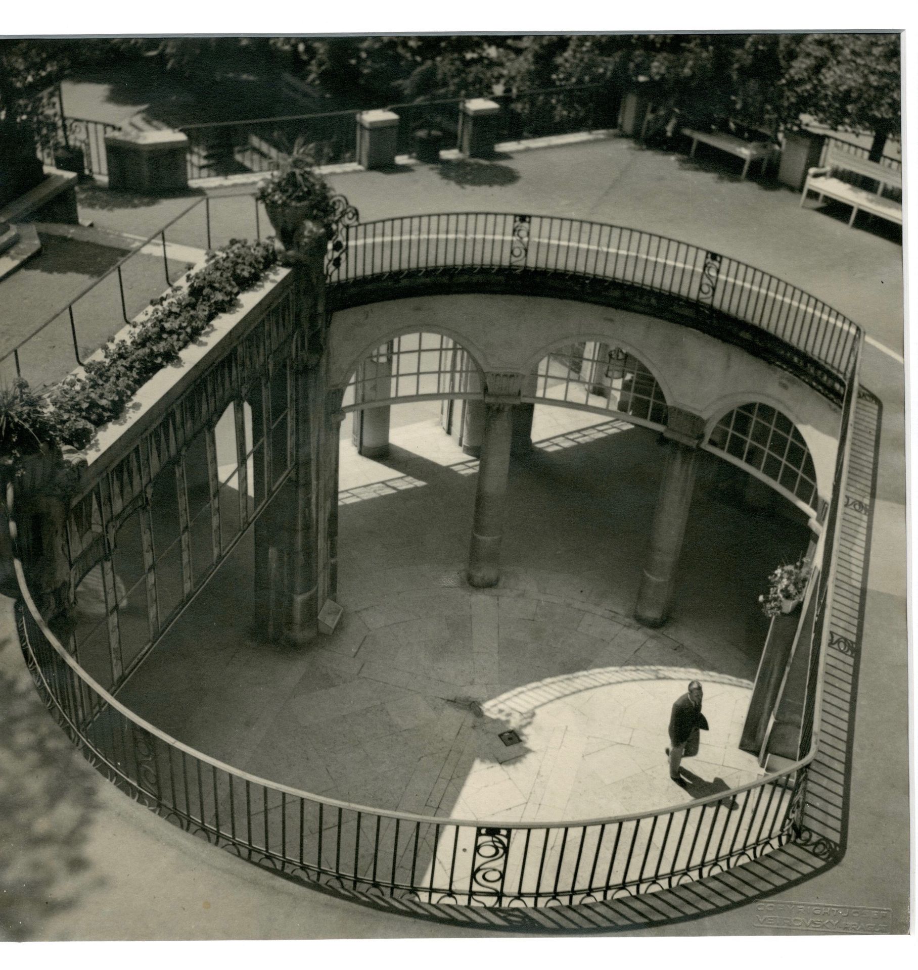 Josef Vetrovsky (1897-1944)  
Vue aérienne sur Karlovy, 1928.  
Épreuve argentique d'époque. Timbre sec en bas à droite de l'épreuve. Mention du photographe, légende et date au verso.  
29,5 x 30 cm