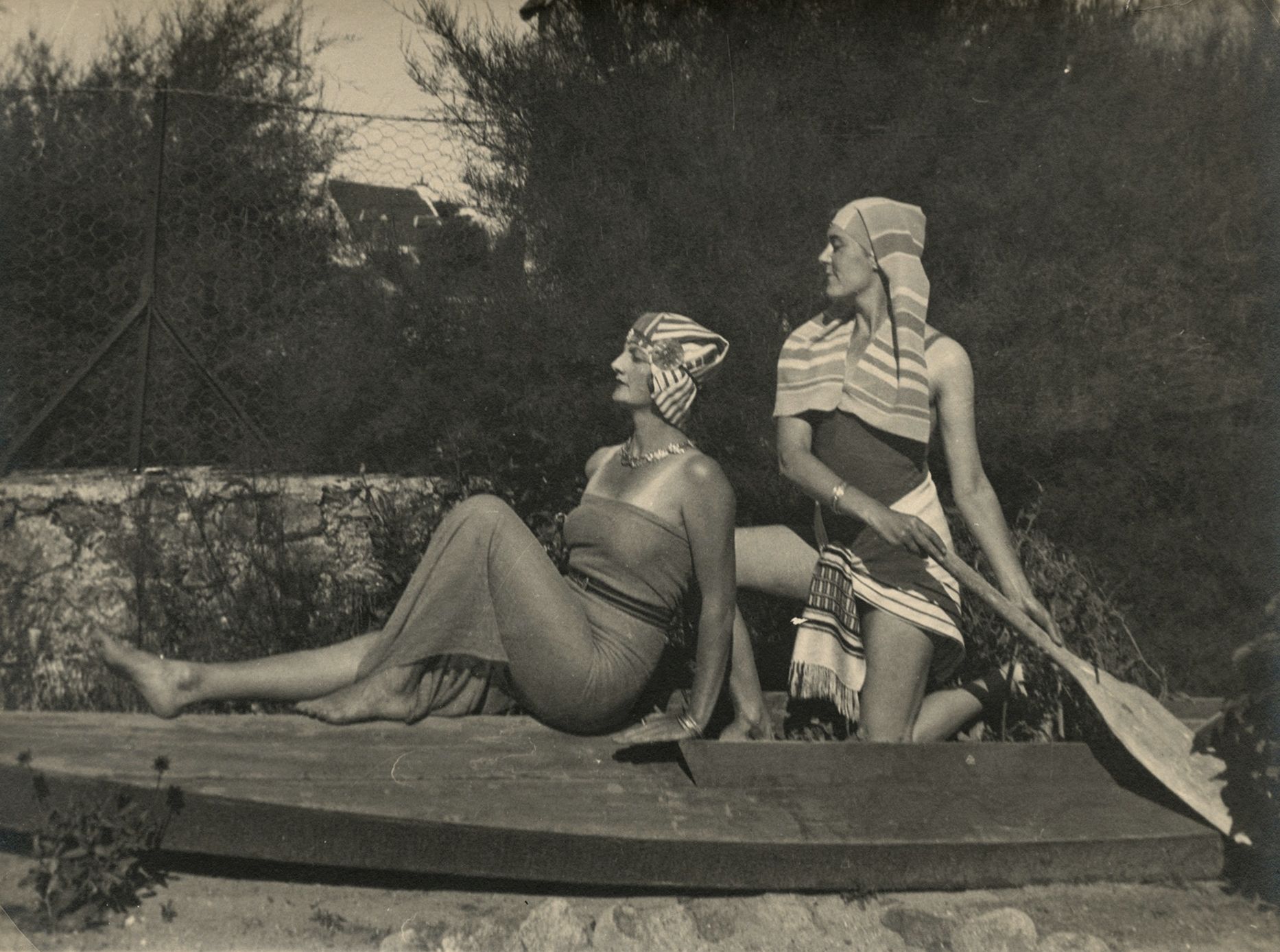 Mr. X
Mister X among a group. Young women in Egyptian style. Women at the Window, c. 1930.
Three silver prints from the period. Some handwritten annotations on the back.
Average size : 18 x 24 cm