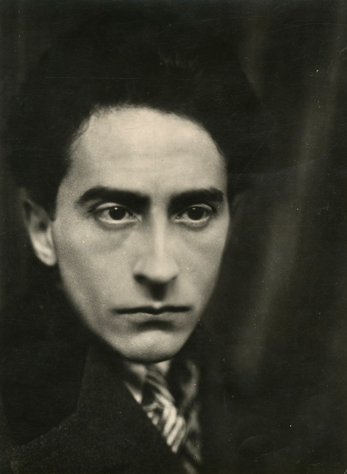 Henri Martinie (1881-1963)
Jean Coteau, c. 1930.
Épreuve argentique d'époque. Tampon du photographe, nombreuses annotations manuscrites et indications de recadrage au verso.
21,8 x 16,2 cm