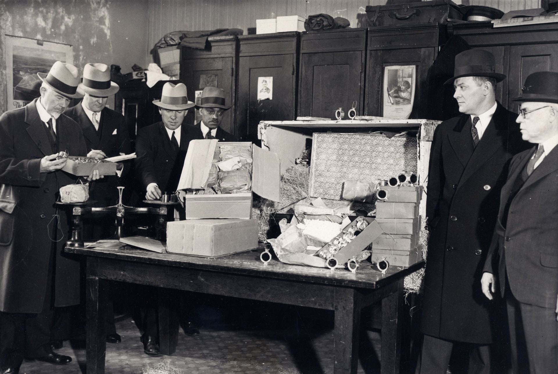 Photographe de presse
Saisi de drogues en Île-de-France, 1932. 
Épreuve argentique d'époque. Tampon d'agence et légende tapuscrite sur étiquette contrecollée au verso. 
20,5 x 25,3 cm