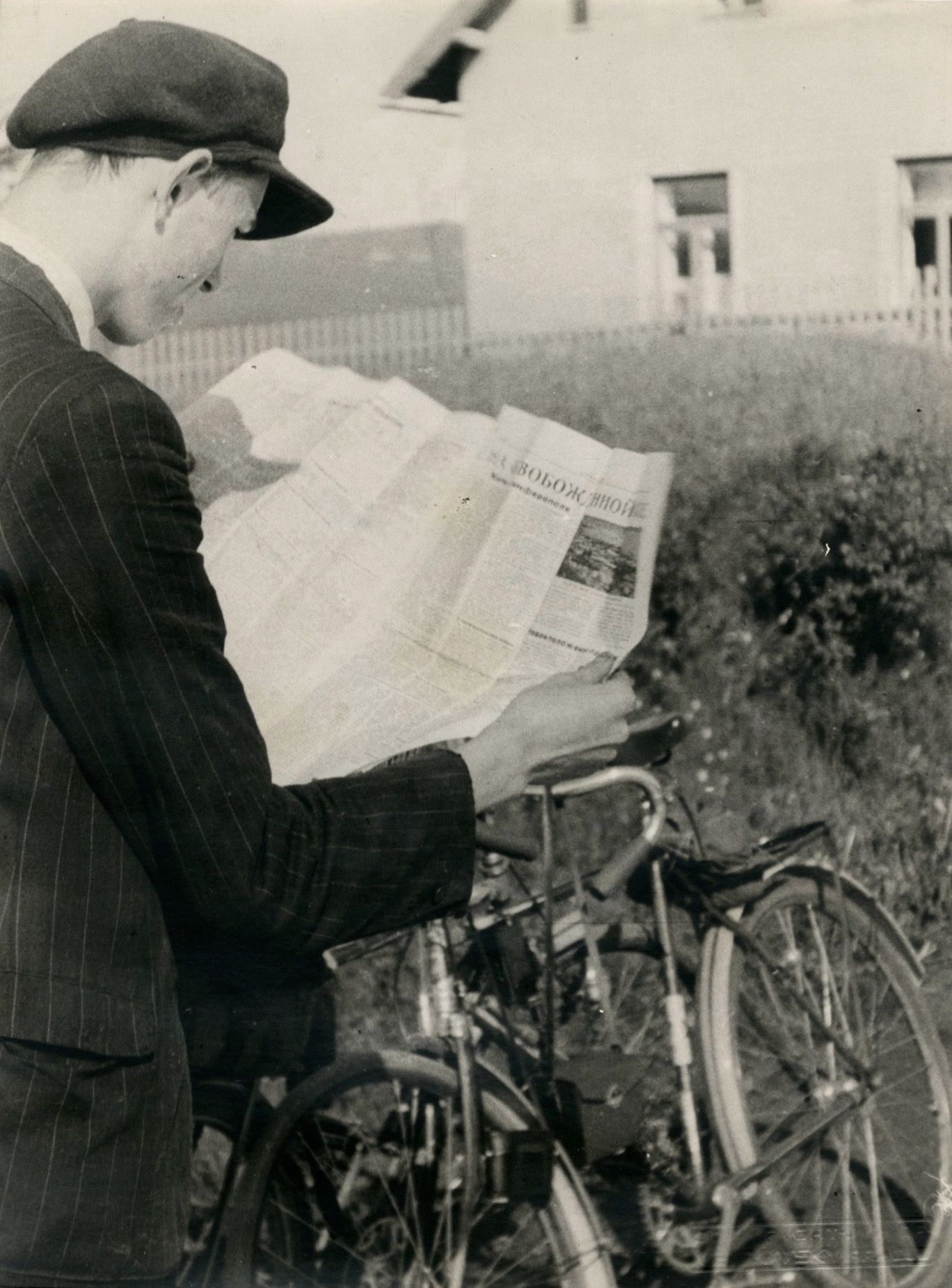 Josef Vetrovsky (1897-1944)  
Le journal, 1930.  
Épreuve argentique d'époque. Timbre sec en bas à droite de l'épreuve. Mention du photographe et date au verso.  
24 x 18 cm