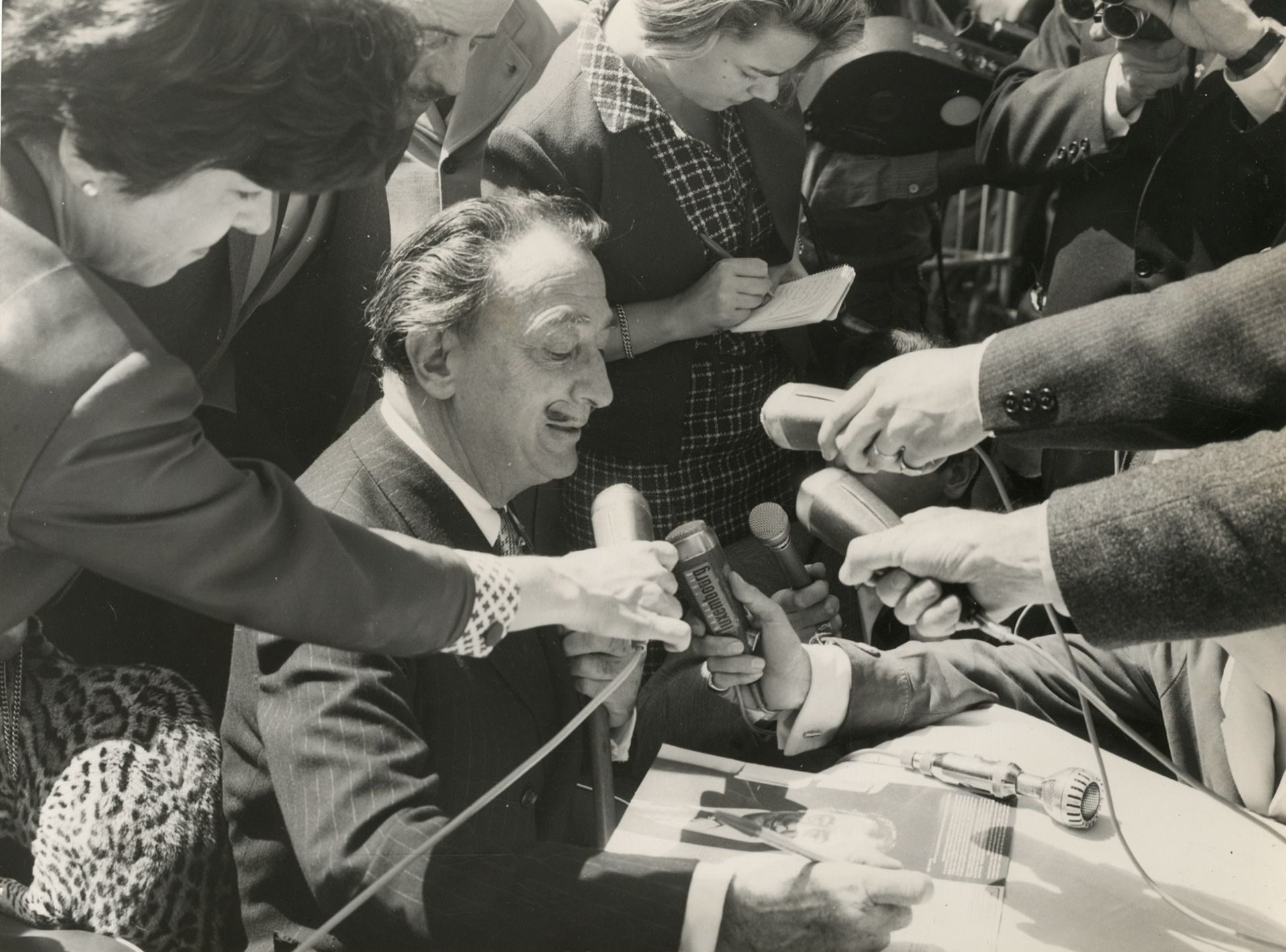 Unidentified photographer
Salvador Dali and Paco Ibanez at the Foire du Trône. Paris, 1965.
Three silver prints from the period. Stamp "Le Parisien", date and handwritten annotations on the back.
Average size : 18 x 24 cm