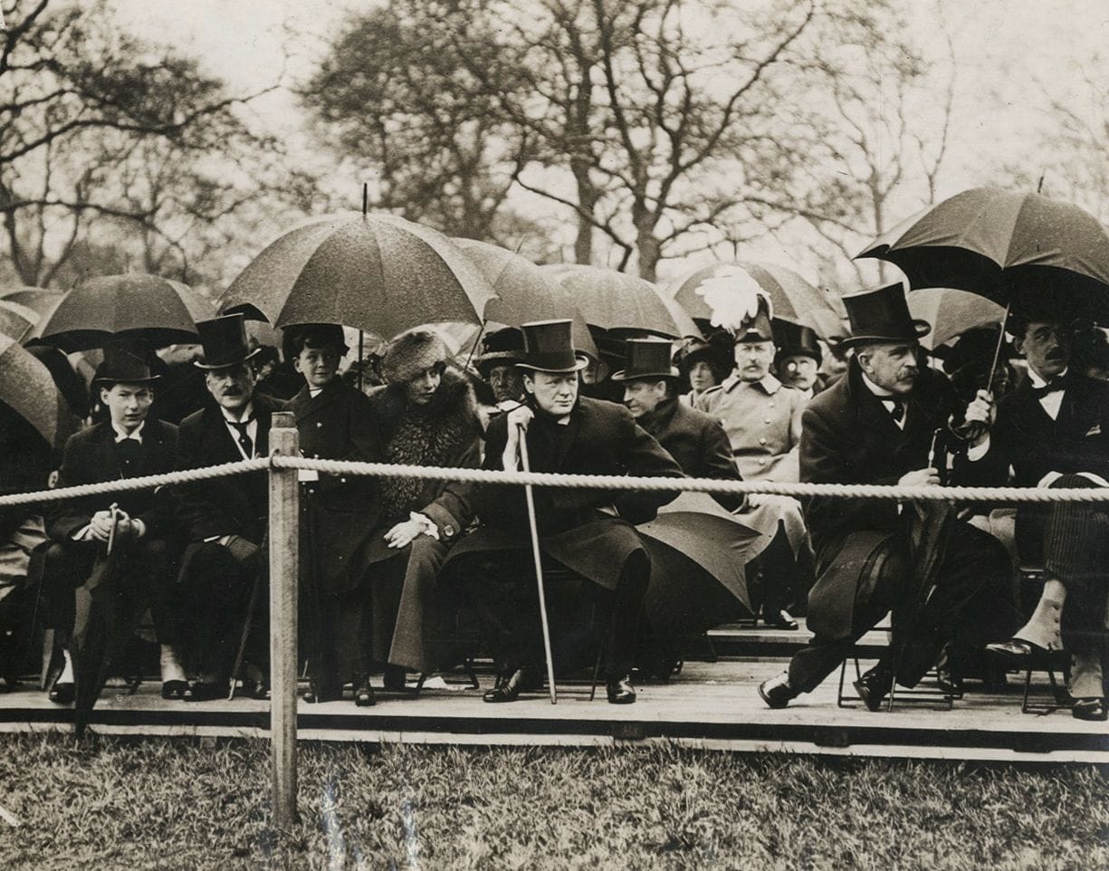 Photographe de presse
Winston Churchill au défilé de la brigade des gardes à Hyde Park. Londres, 28 avril 1913. 
Épreuve argentique d'époque. Tampon de presse et annotations manuscrites au verso. 
16,7 x 21,5 cm
