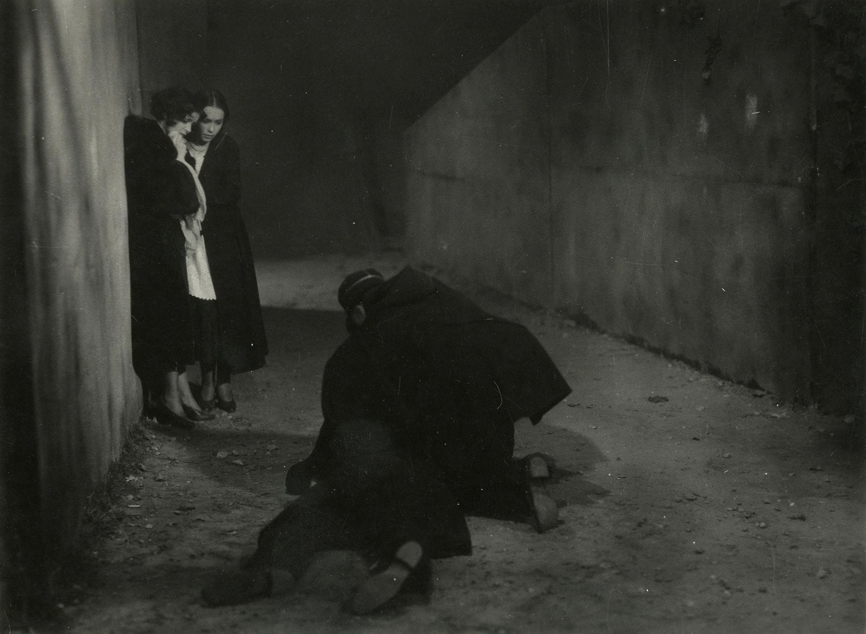 Sacha Masour (1897-1972)
Femme allongée, c. 1930.
Épreuve argentique d'époque. Tampon "Photo Sacha Masour" au verso.
Format moyen : 18 x 23,5 cm 

On joint :
Sacha Masour (1897-1972)
Cinéma, c. 1930.
Épreuve argentique d'époque. Crédit du photographe dans la marge en bas à droite.
Image : 16,2 x 22 cm
Feuille : 18,2 x 24,2 cm