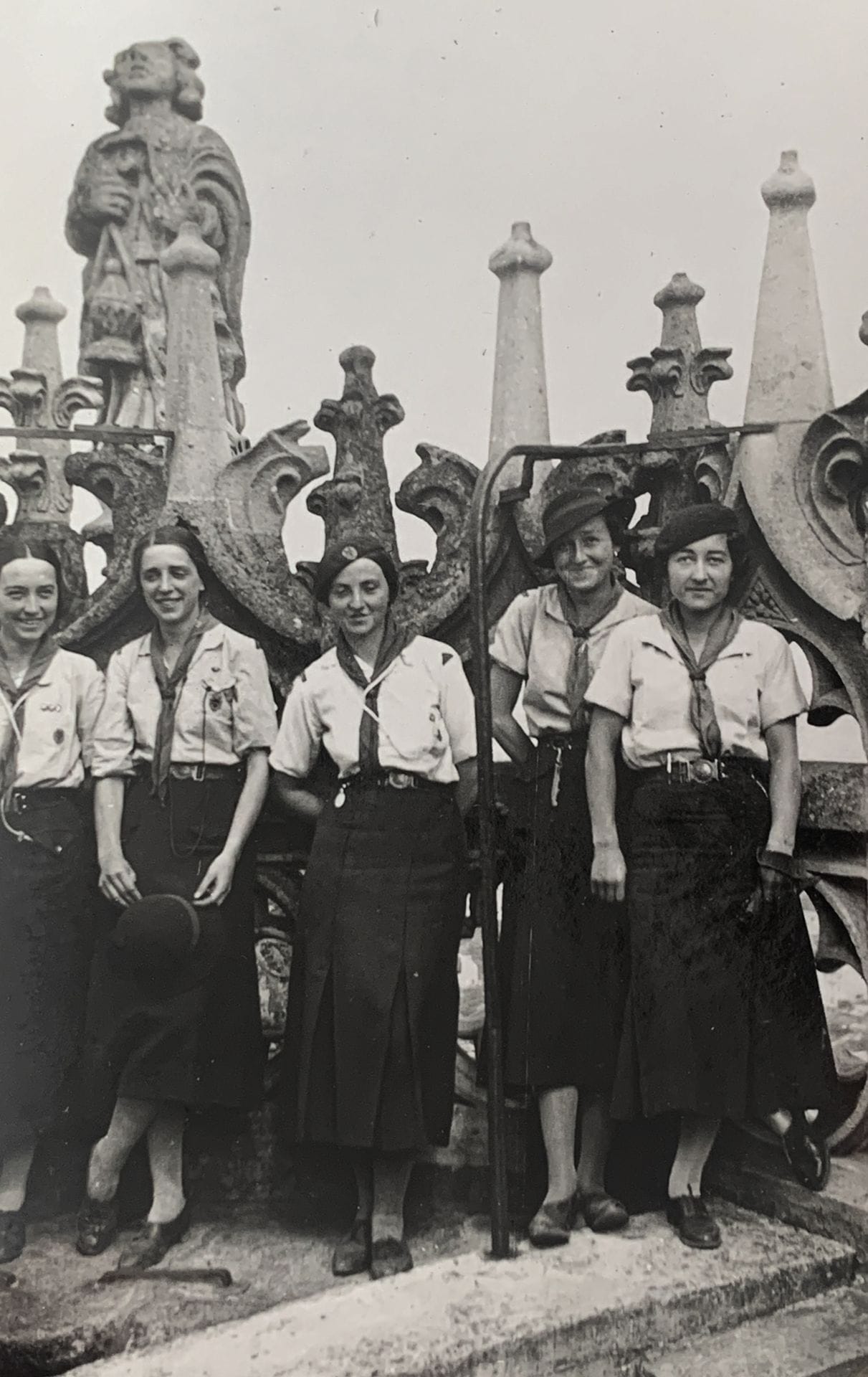 Photographe non identifié
Scoutisme féminin et masculin, c. 1930-1940.
Deux albums in-8 et in-4, composés respectivement de 89 et 145 épreuves argentiques d'époque, inserrées dans les feuillets ou montées par les coins sur cartons.
Format moyen : 6 x 9 cm