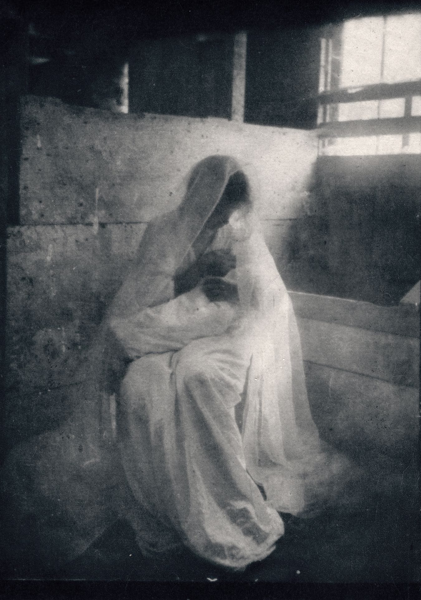 Gertrude Käsebier (1852-1934)
The Manger, 1899.
Héliogravure sur papier Japon (issue de la revue Camera Work). 
Image : 21,3 x 15 cm 
Feuille : 30,5 x 21 cm

Bibliographie : 
Camera Work. A Photographic Quaterly, n°1, New York, édité et publié par Alfred Stieglitz, janvier 1903.