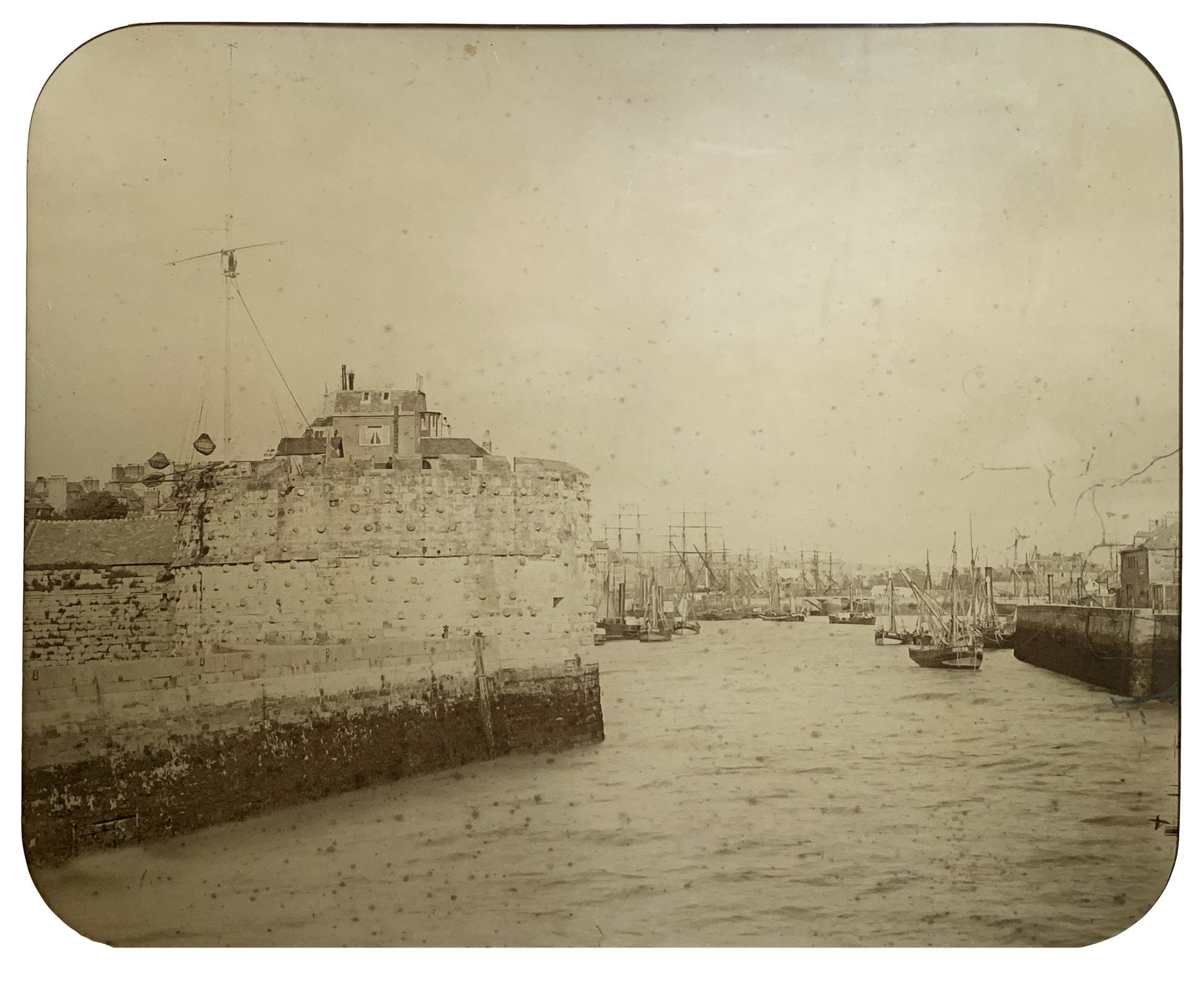 Jean-Victor Warnod (1812-1892)
Entrée du port du Havre, c. 1857. 
Épreuve sur papier albuminé dans son cadre d'époque. 
37 x 43,5 cm (à vue)
Cadre