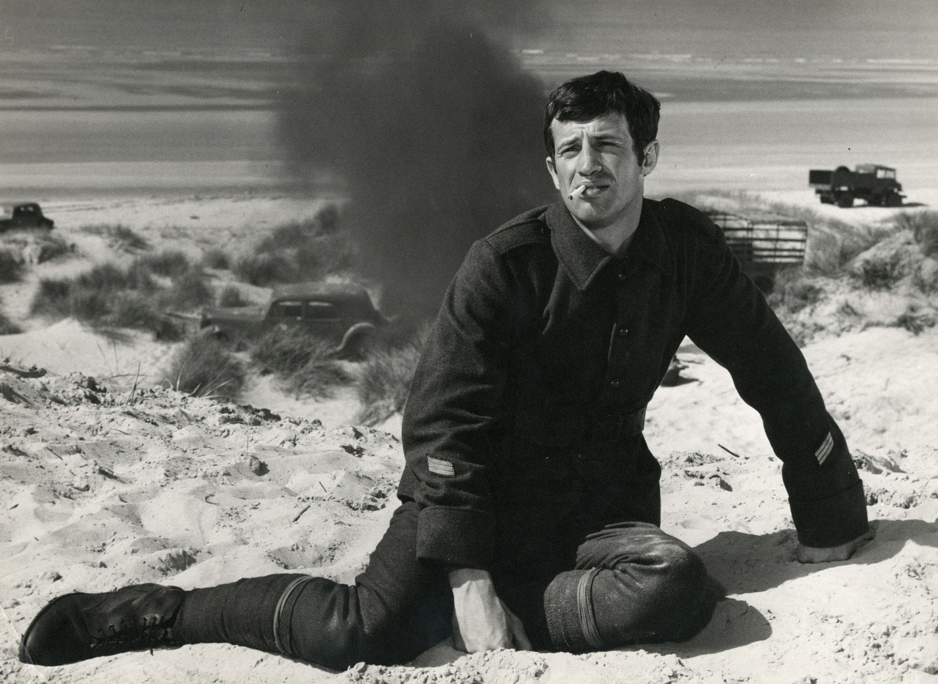 Unidentified set photographer
Jean-Paul Belmondo in Henri Verneuil's Weekend in Zuydcoote, 1964.
Three silver prints from the period. Stamp of the production company, handwritten annotations (1) and framing indications (1) on the back.
Average size : 38,5 x 28,5 cm