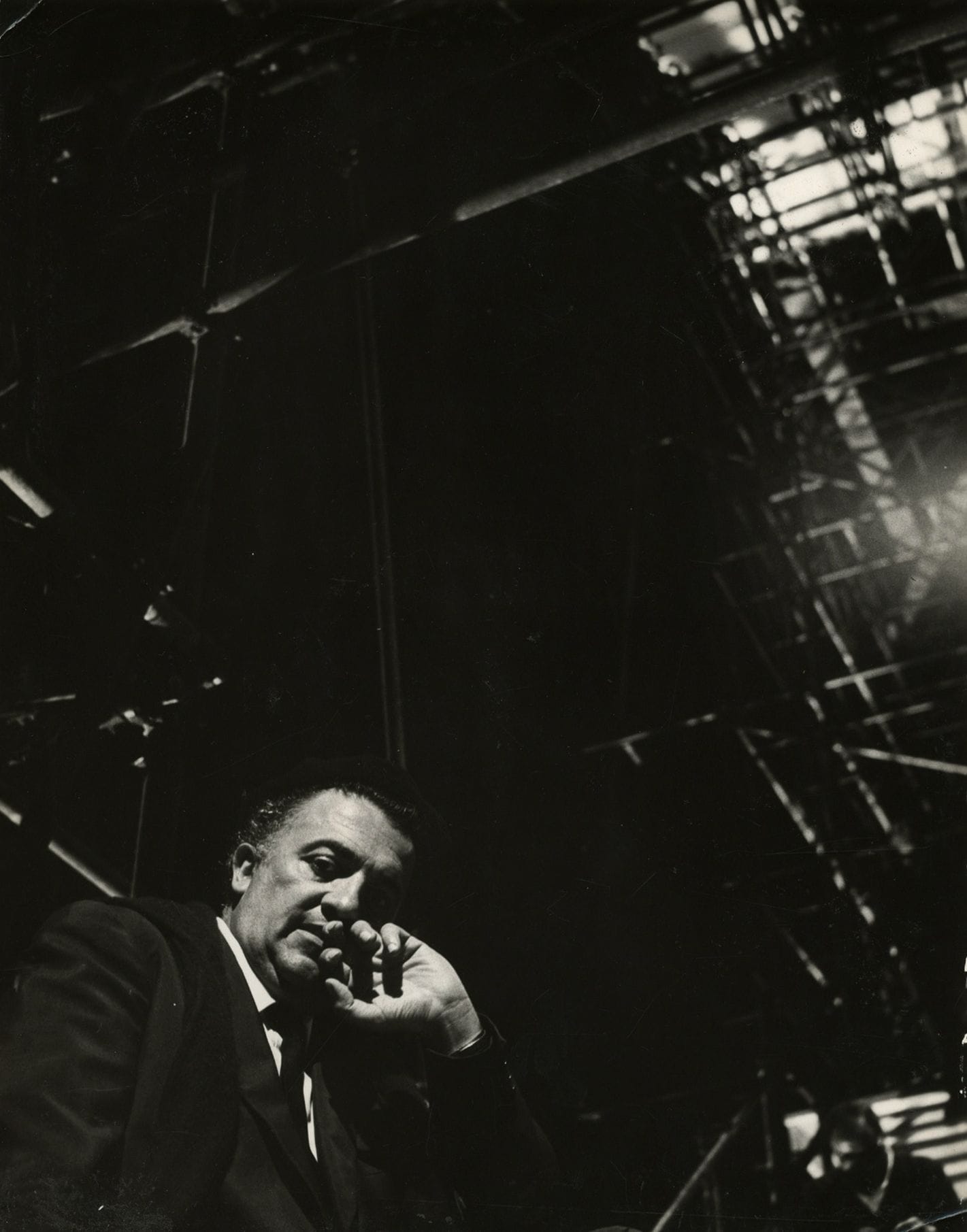 Claude Schwartz (1935-2009)
Federico Fellini sur le tournage d'Otto e mezzo, 1863.
Épreuve argentique d'époque. Tampon du photographe au verso.
23,8 x 18,3 cm