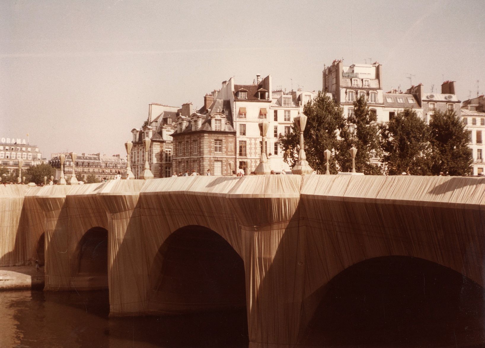 Photographe amateur 
Le Pont Neuf emballé par Christo et Jeanne Claude. Paris, septembre-octobre 1985. 
Deux épreuves chromogéniques d'époque sur papier Kodak. 
Format moyen : 20,2 x 28 cm