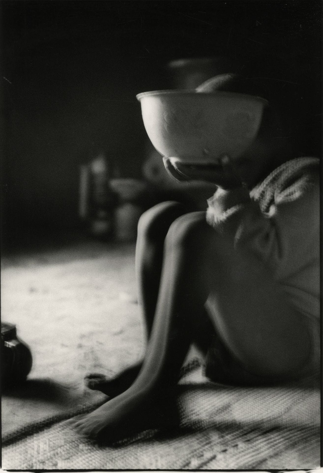 Alioune Ba (1959) 
Child with a bowl, 1997. 
Vintage silver print, signed and dated in pencil on the reverse. 
Image : 35,7 x 24,7 cm 
Sheet : 39,1 x 29,2 cm