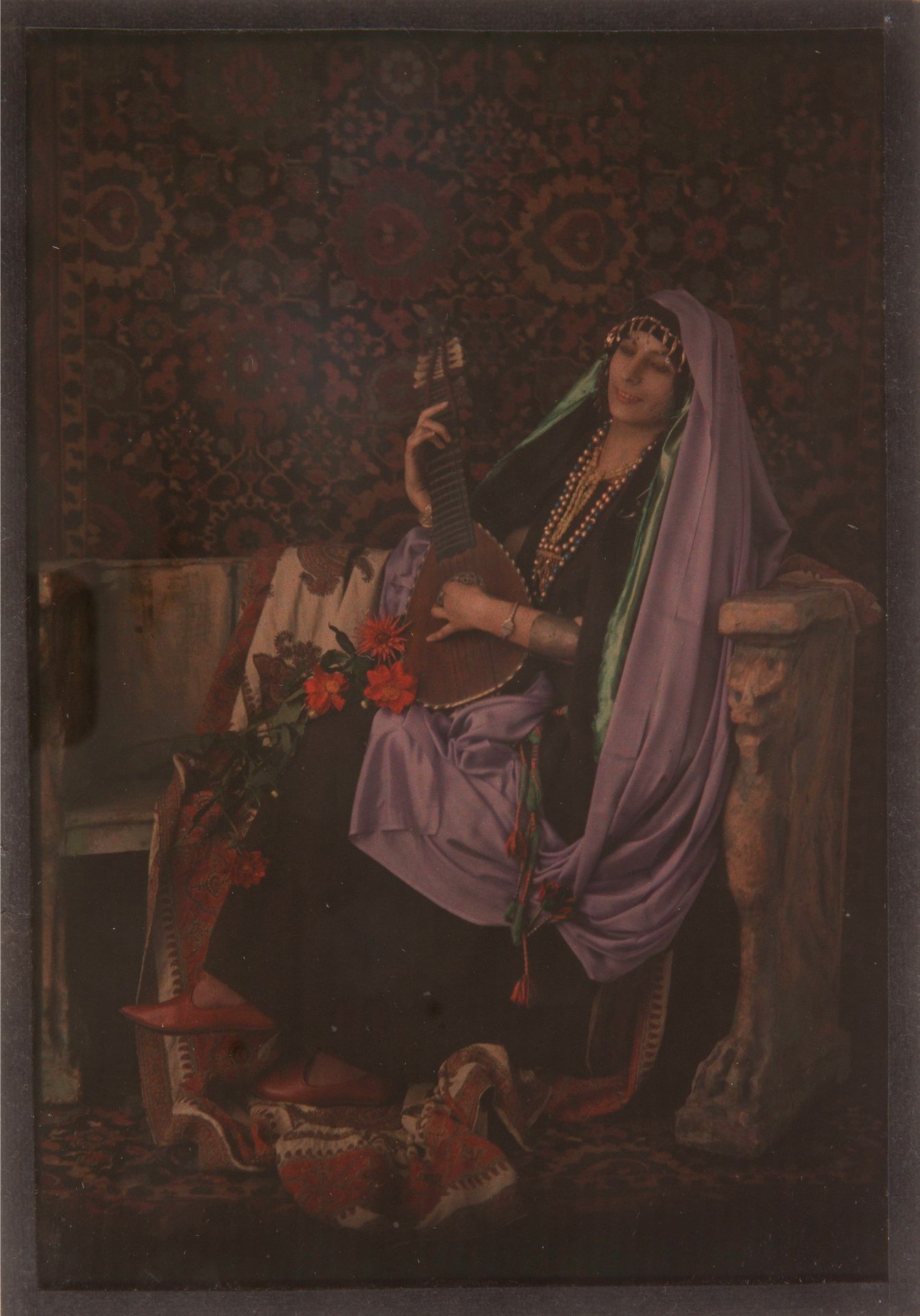 Henry-René d'Allemagne (1863-1950) et divers 
Jeune femme portant des vêtements et des bijoux persans, c. 1910. 
Deux autochromes. 
Format moyen : 13 x 18 cm