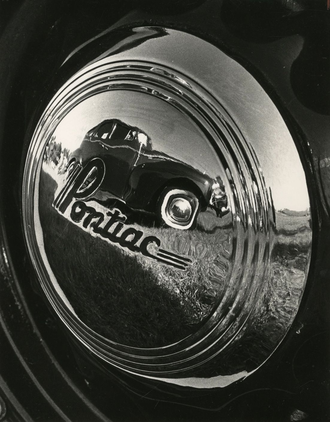 Unidentified photographer 
Antic auto show [Pontiac]. Louisiana, Metairie, 1982. 
Vintage silver print. Crop indications in red pencil on the print. Typed caption, annotations and date on verso. 
24,5 x 19,5 cm
