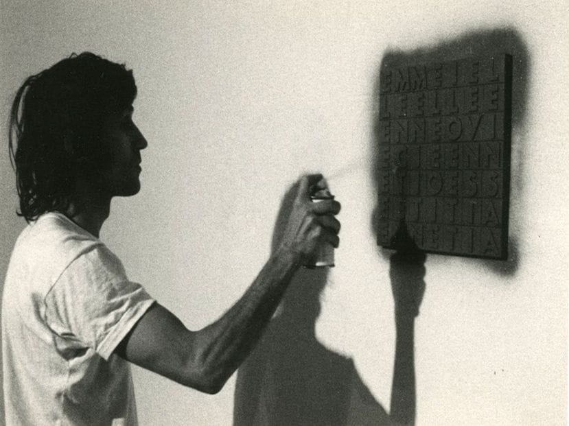 Giorgio Colombo (1945)
Alighiero Boetti à la galerie Toselli. Milan, 1970. 
Épreuve argentique d'époque. Tampon du photographe, annotations et date au verso. 
Image : 9,1 x 14 cm 
Feuille : 10 x 15 cm