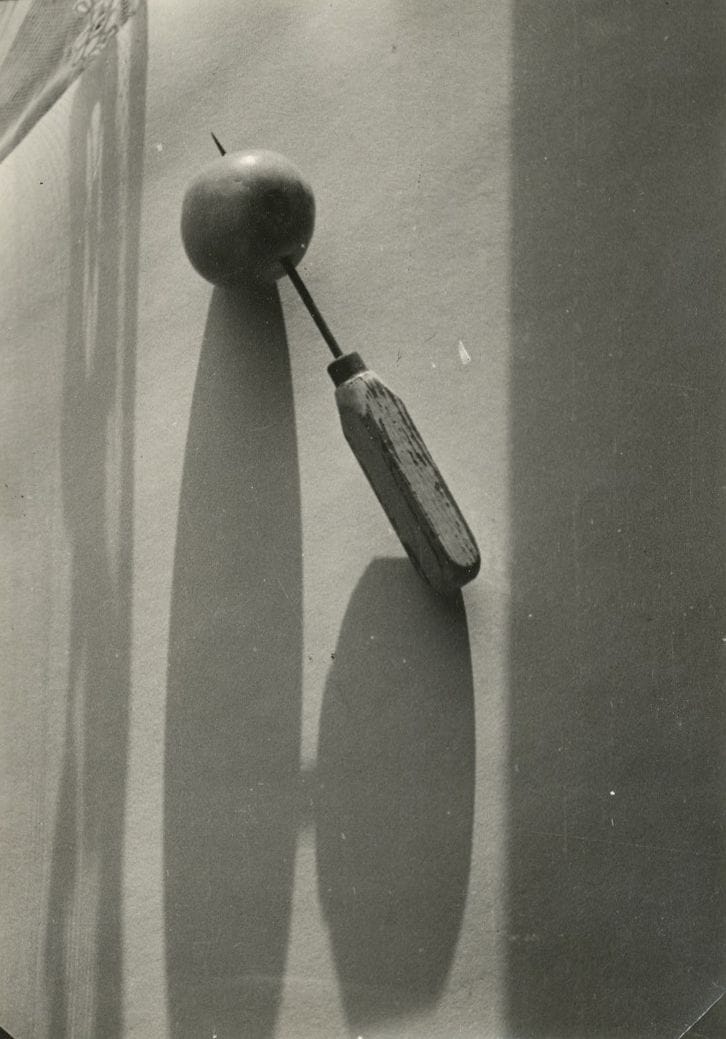 José Alemany Bori (1895-1951)
Sculpture et nature morte, c. 1939.
Deux épreuves argentiques d'époque, une contrecollée sur carton. Signature du photographe (1) et date (1) sur le montage. Tampon du photographe (1) au verso du montage.
7,5 x 8,8 et 19 x 24,3 cm

Provenance : 
Galerie Thessa Herold