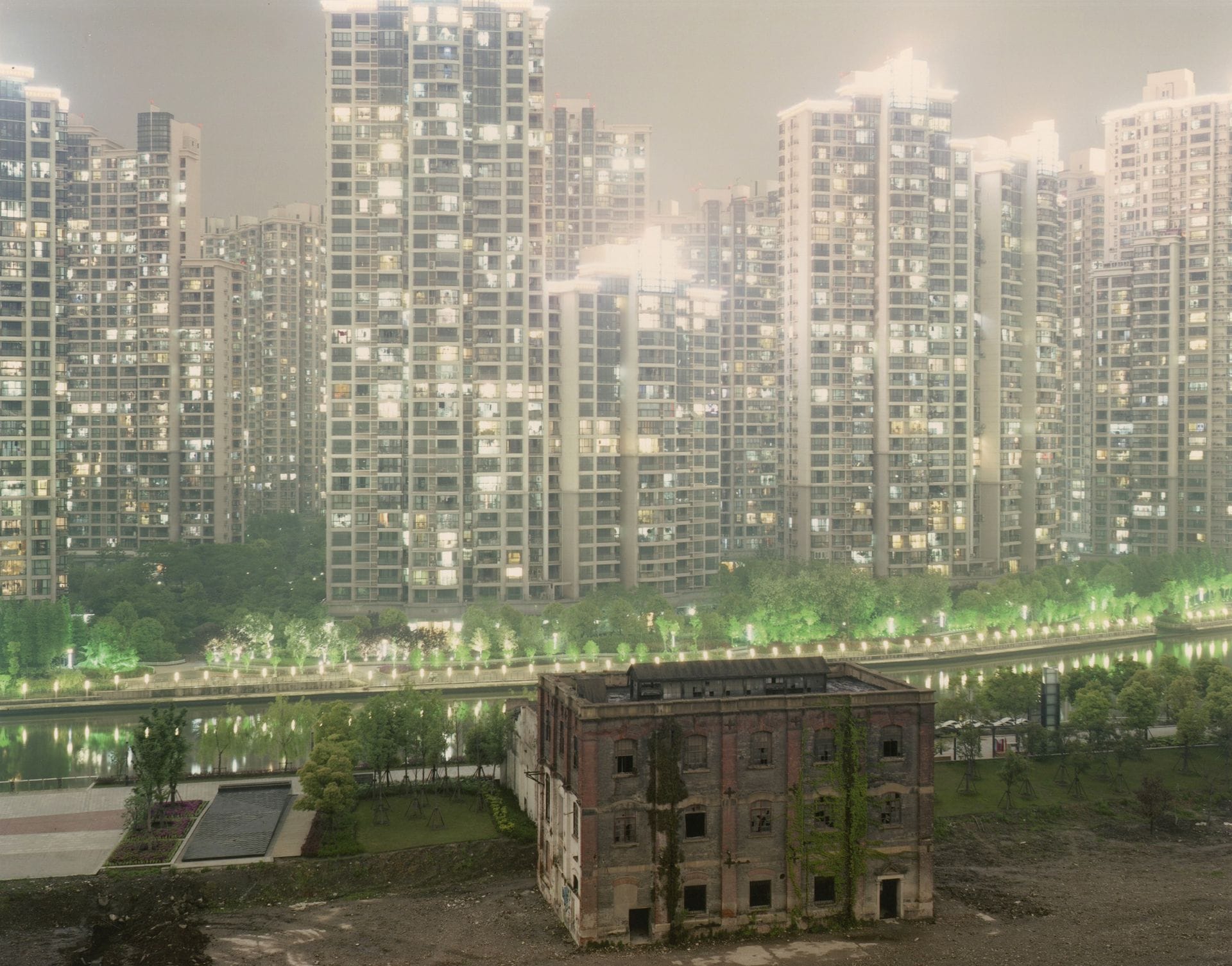 Peter Bialobrzeski (1961)
Série The Raw and the Cook. Shanghai, 2010.
Épreuve chromogénique dans sa pochette Hatje Cantz Collector's Editions. Signature du photographe, titre, date et numérotation à 20 exemplaires + 5 AP sur étiquette.
Image : 27,5 x 35 cm
Feuille : 30,5 x 40,5 cm