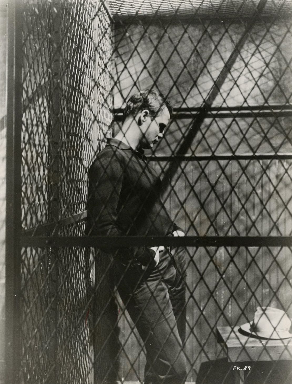 Photographe non identifié
Marlon Brando dans The Fugitive Kind, 1960. 
Épreuve argentique d'exploitation. Crédits tapuscrits dans la marge en bas. Tampon d'agence, titre et date manuscrit au verso. 
Image : 24 x 19 cm 
Feuille : 25,7 x 20,1 cm