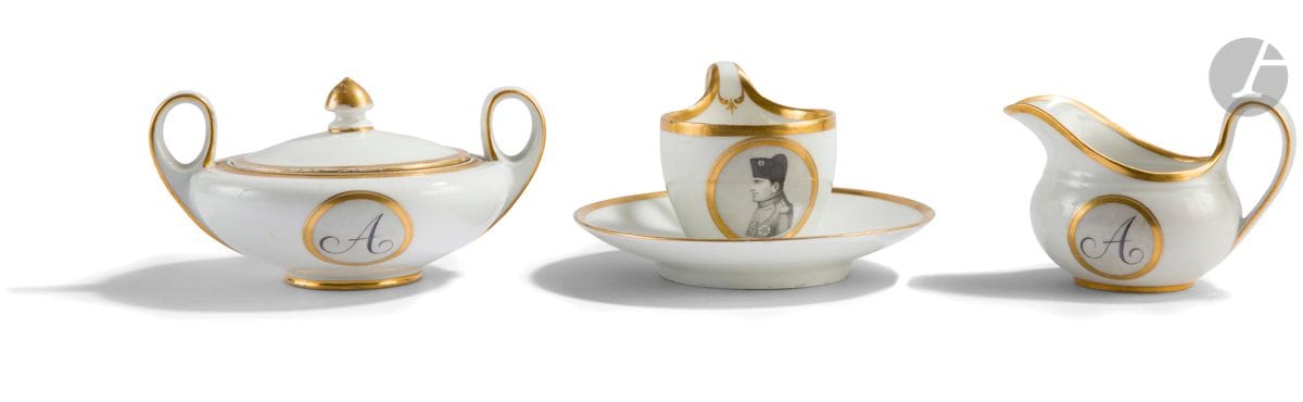 Berlin
Une tasse et sa soucoupe, un pot à lait, un pot à sucre et un couvercle en porcelaine à décor en grisaille d’un portrait de l’Empereur Napoléon 1er et du monogramme A dans des médaillons.
Marqués : sceptre en bleu.
XIXe siècle. 
H. de la tasse : 7 cm, H. du pot à lait : 7 cm, H. du pot à sucre : 7 cm.