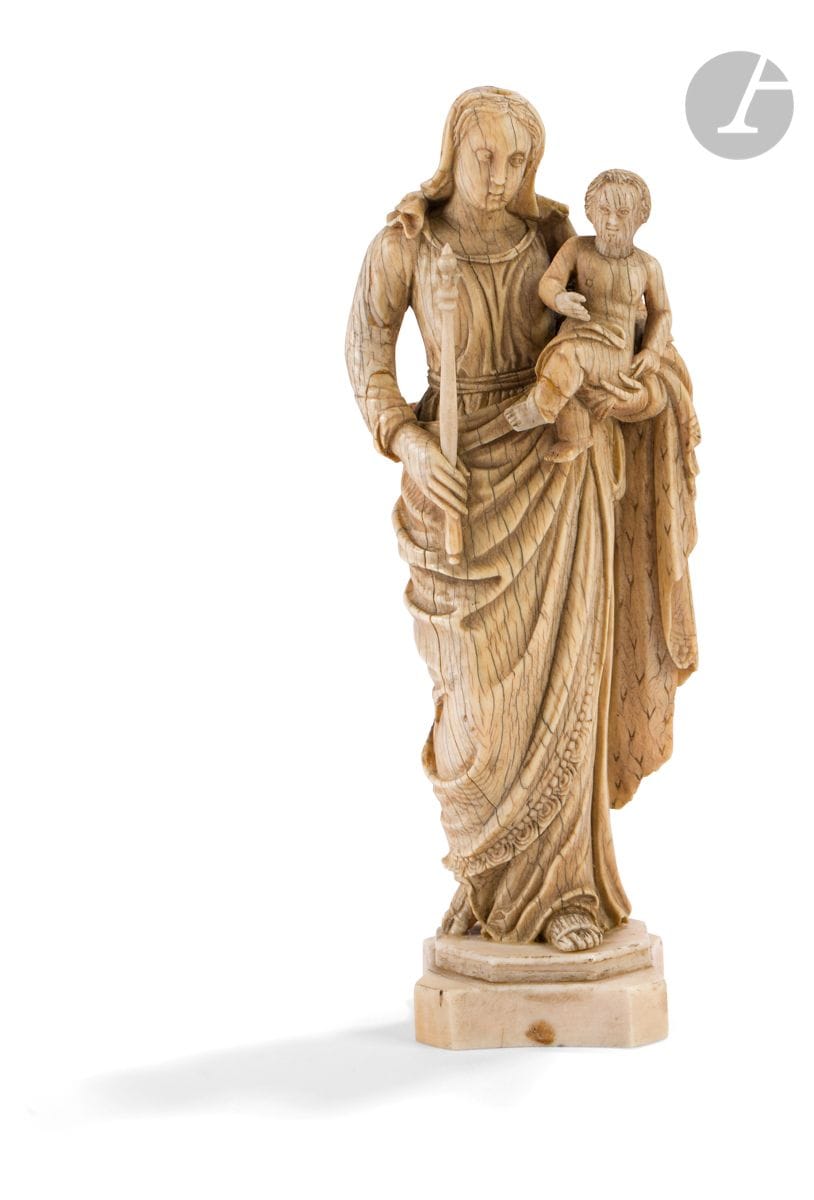Vierge à l’Enfant en ivoire sculpté en ronde-bosse
XVIIIe siècle
H : 16,5 cm, Poids brut : 220,4 g.
(restaurations au sceptre)
