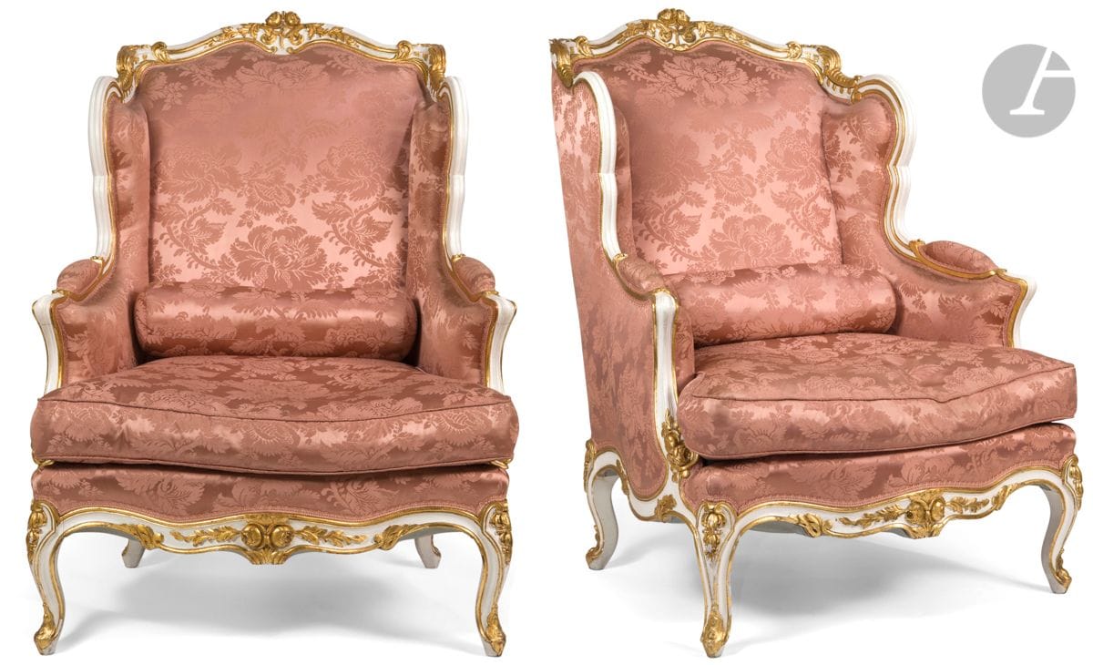 Paire de grandes bergères à oreilles en bois peint et doré, de forme mouvementée, à décor de feuillages et fleurs ; (ceinture sanglée et non examinée).
Style Louis XV.
H : 112 cm, L : 85 cm