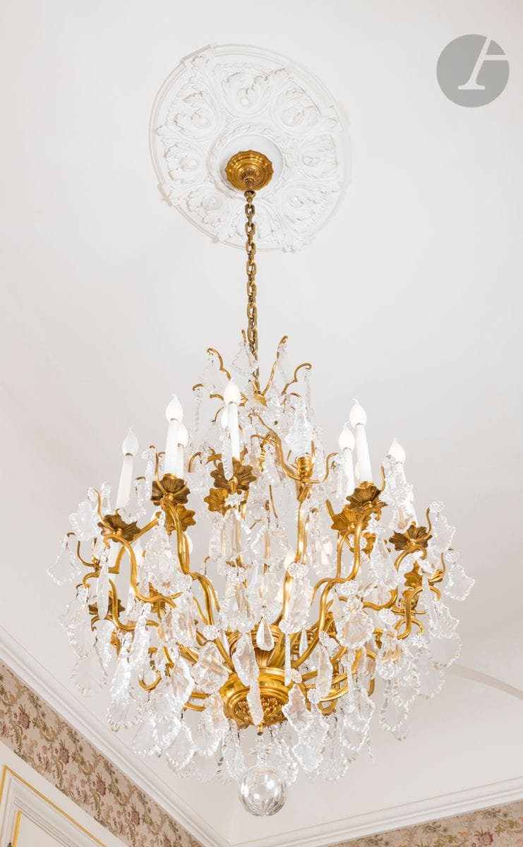Large gilt bronze and cut glass chandelier, with twenty-four lights (with foliated basins) on two rows and decoration of pendants, rosettes and pyramids; (mounted with electricity).
Style of the 18th century.
H : 120 cm, L : 80 cm (approx.)