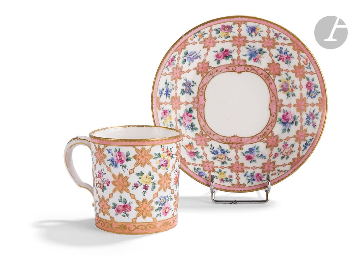 Sèvres
Gobelet litron et sa soucoupe en porcelaine tendre de la deuxième grandeur à décor polychrome de fleurs et treillage or.
La porcelaine du XVIIIe siècle, la décoration postérieure effectuée en dehors de la manufacture.
Marques apocryphes.
H : 8 cm, D : 15 cm