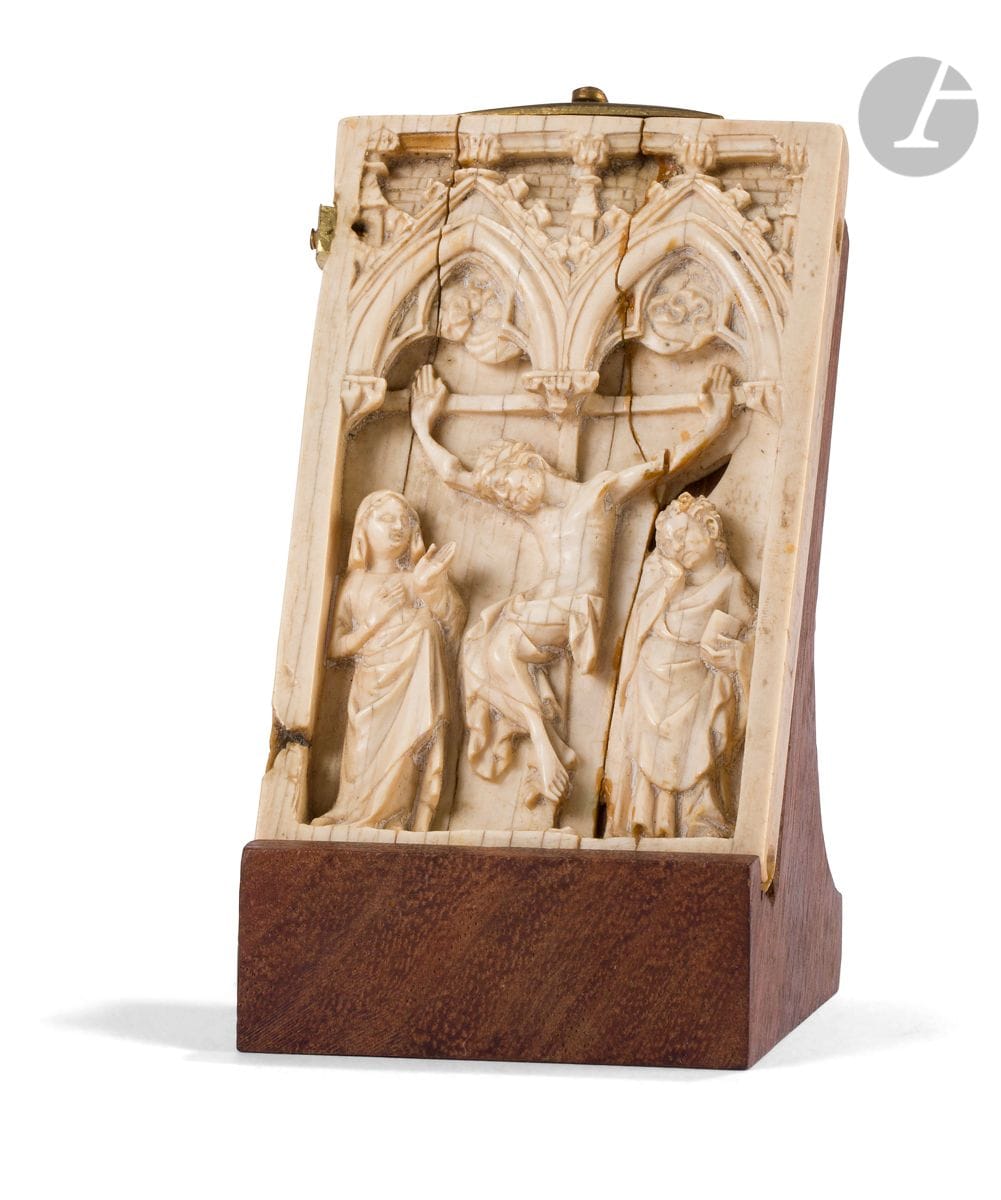 Feuillet droit de diptyque en ivoire sculpté en fort relief d’une crucifixion.
Ile de France, début du XIVe siècle
Haut. 7.5 cm larg. 4.5 cm (sans le socle en bois)