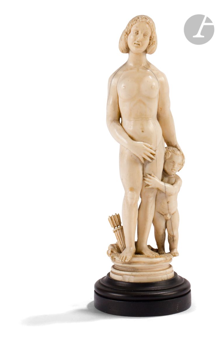Venus et l’Amour en ivoire sculpté en ronde-bosse
XIXe siècle
H : 16 cm, Poids brut : 166,8 g.
Soclé