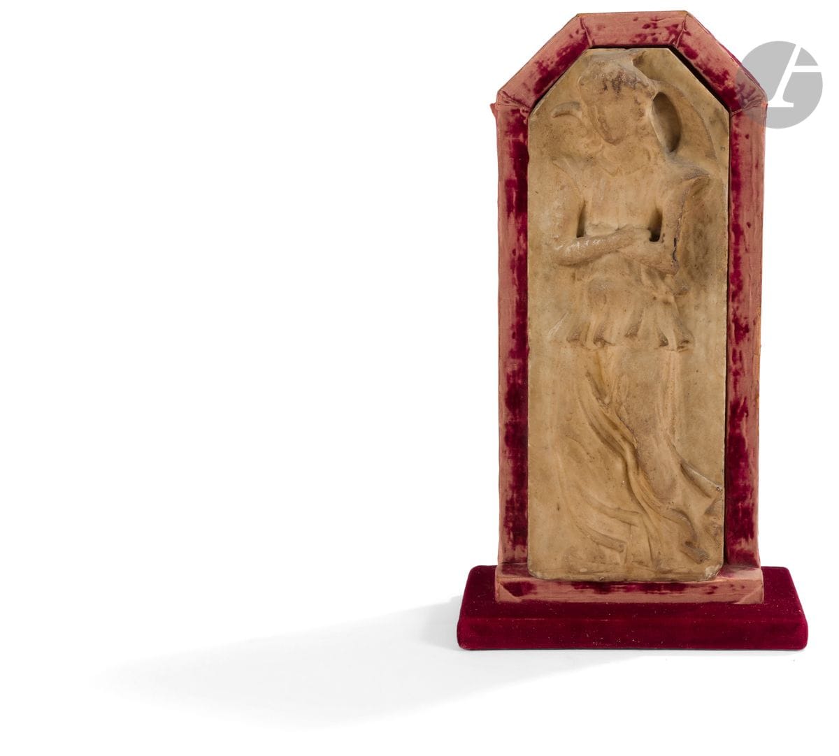 Ange en marbre sculpté en fort relief.
Italie du Nord, entourage de Jacopo della Quercia, XIVe siècle
H : 43,2 cm - L : 14,5 cm
(érosion et accidents)
soclé