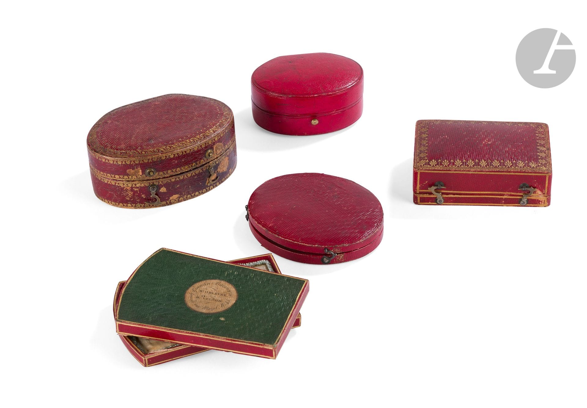 CINQ ÉCRINS VIDES DE LA FIN DU XVIIIe ET D’époque EMPIRE
En cuir rouge, pour trois dorés aux petits fers (l’un à charnière accidentée gravé SD), complet de leur crochets et deux non dorés, dont l’un pour une miniature ovale.
État d’usage