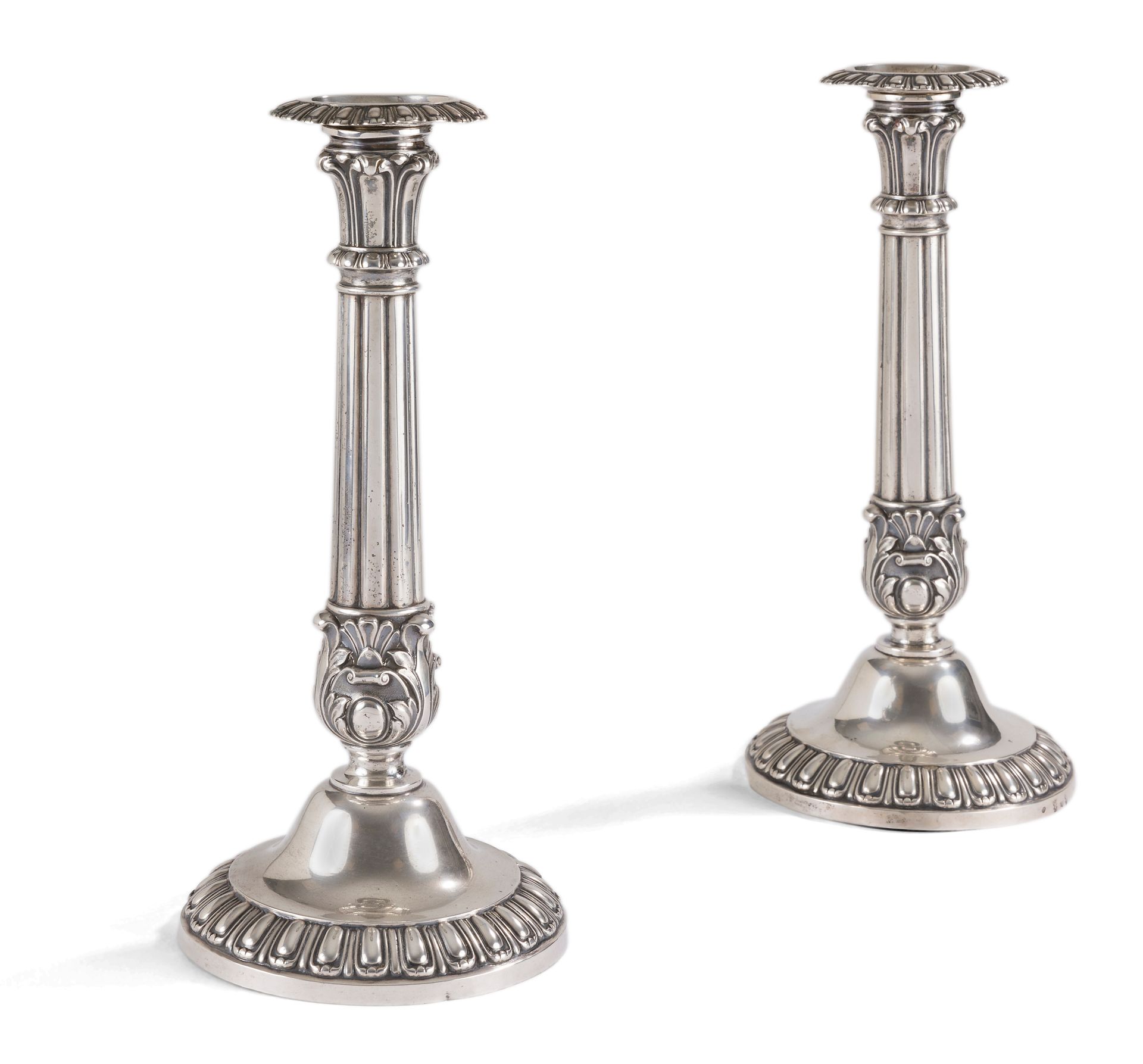 Frankfurt end of XVIIIth CENTURY
Pair of silver torches and its bobèches, the circular base enhanced with gadroons and listels in recall on the top of the shaft and the bobèches, the departure of the shaft of three medallions of leather framed with foliage prolonged by a shaft with nine gadroons.
Weight : 535 g - height : 26,2 cm - diameter of the base : 12,2 cm