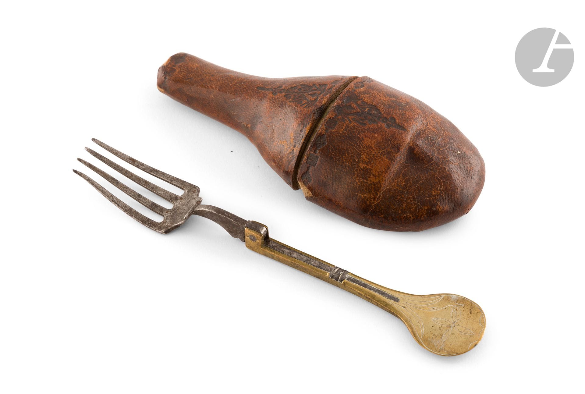 EUROPE XVIIth CENTURY
In an old gilded leather travel case, four-pronged folding fork in steel, the handle in brass.
Length of the fork : 15,2 cm - of the case : 12,5 cm
State of use of the case