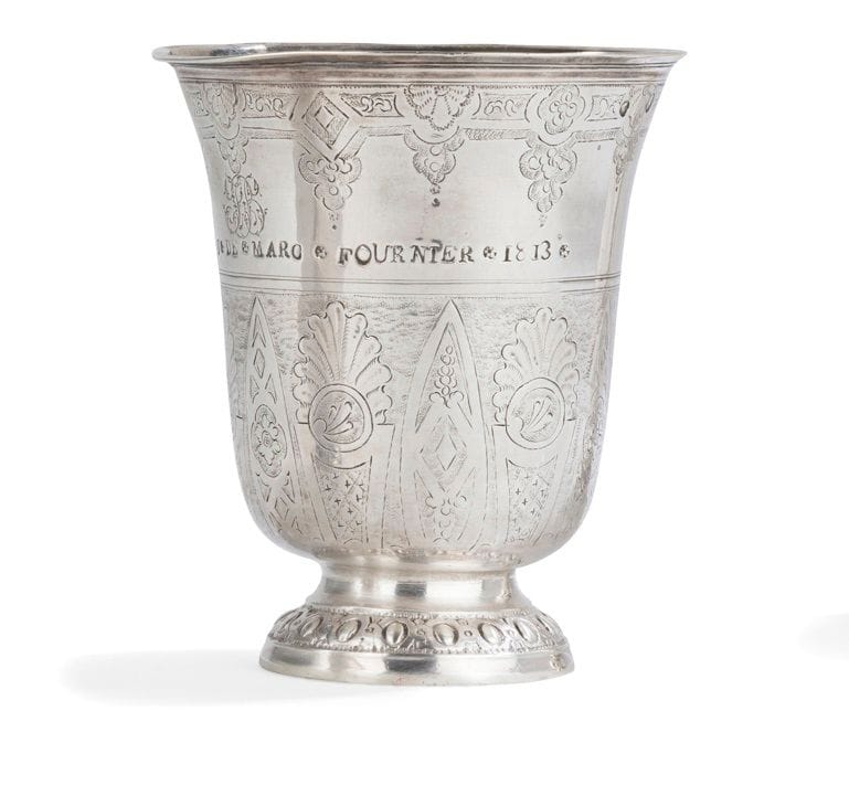 PROVINCE 1809 - 1819 ET PARIS 1789
Timbale tulipe en argent reposant sur un piédouche repoussé d’oves et d’entrelacs. Le corps est gravé à la manière des timbales du XVIIIe siècle sur deux registres d’une alternance de feuilles lancéolées et de lames sur un fond amati séparées par deux rangs de doubles filets, et dans la partie supérieure de rangs fleuris et draperies en chute. Le corps est gravé : A ANDROUIN F (femme) DE MARC FOURNIER 1813, et d’un monogramme de lettres entrelacées (FPS). 
Poids : 176 g - hauteur : 11,2 cm
On y joint une timbale tulipe gravée sur deux registres, bordée d’oves et d’enroulements de Paris 1789 - 1792, par le maître orfèvre : Pierre-Antoine FAMECHON, reçu en 1785
Poids : 151 g - hauteur : 11,7 cm