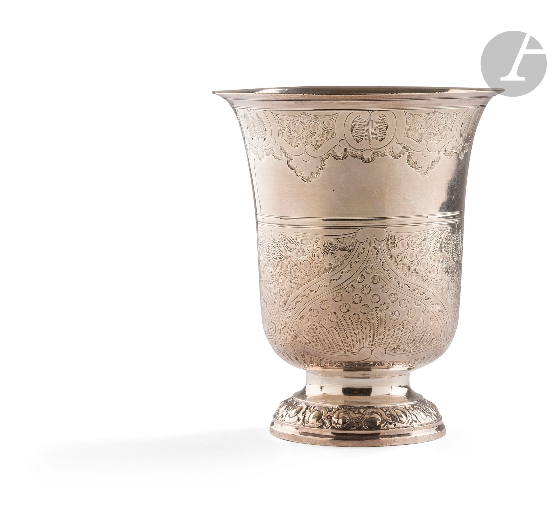 Province XVIIIe siècle
Timbale tulipe en argent, le piédouche est mouluré d’oves et d’entrelacs, gravé sur le pourtour D.A. Elle est ciselée sur deux registres de motifs floraux dans des encadrements de draperies, séparés par deux rangs de double filets.
Maître orfèvre : F L F, différent une étoile et deux grains de remède
Poids : 131,6 g - hauteur : 10,8 cm
