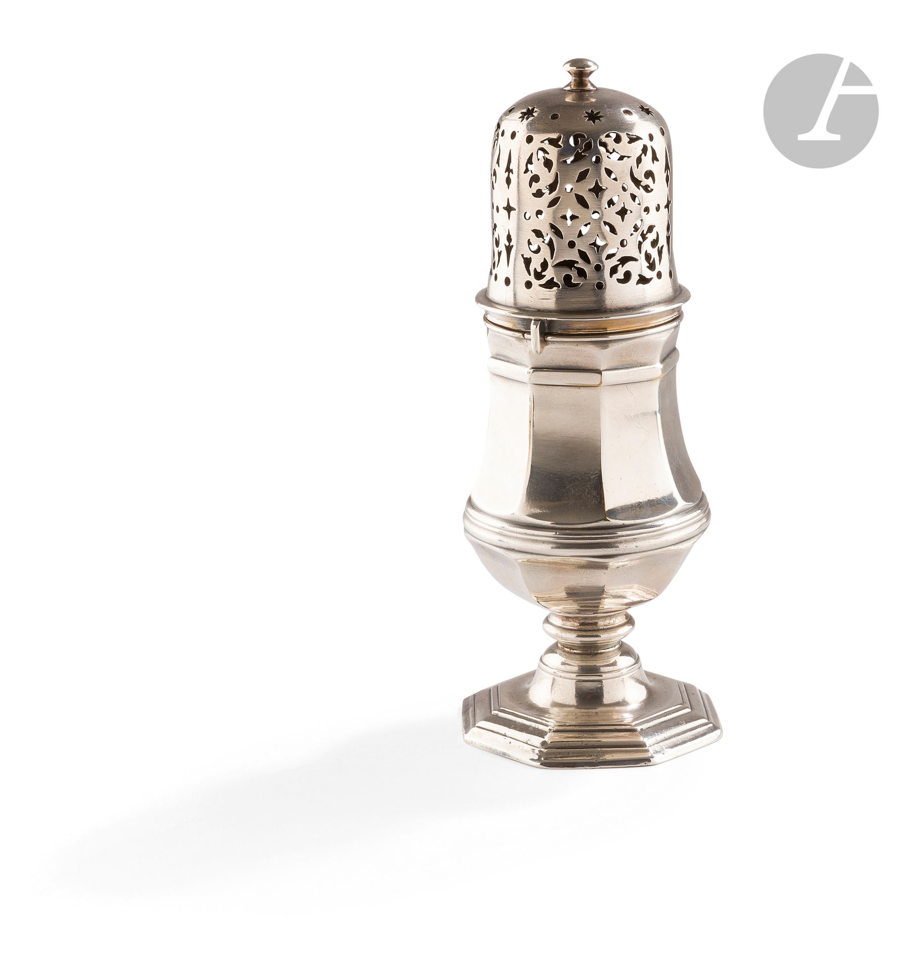 FRANCE CIRCA 1735 - 1750
Saupoudreuse en bronze argenté de forme balustre à baïonnette. Elle repose sur un piédouche octogonal à doucine dévissable, les pans en rappel sur le corps. Elle est repercée de motifs de tulipes, la prise figure une toupie.
Poinçonnée au R couronné, poinçon de corporation des dinandiers et chaudronniers.
Hauteur : 22 cm