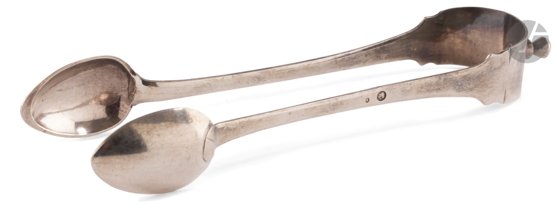 PROVINCE 1809 - 1819
Pince à sucre en argent, modèle uniplat à pinces en forme de cuillers.
Orfèvre : illisible dans un losange
Poids : 38 g - longueur : 15,2 cm