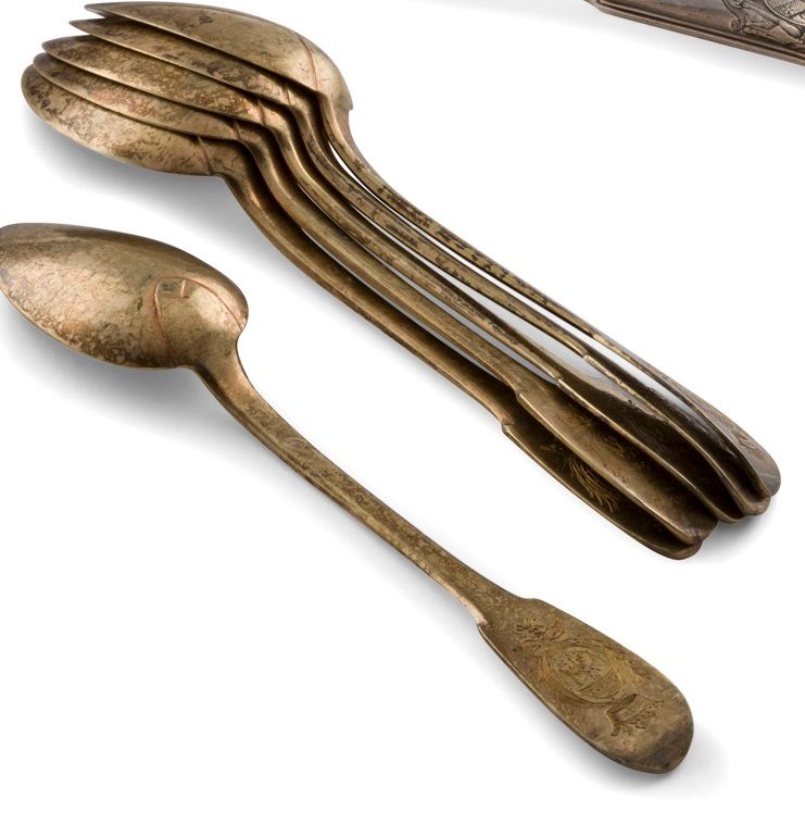 FRANCE CIRCA 1840
Ensemble de six cuillers à café en vermeil, modèle uniplat, gravé d’armoiries surmontées d’une couronne de marquis sur la spatule. 
Poinçon d’orfèvre : FDN inspiré du poinçon de François Dominique NAUDIN
Poids : 129 g
Poinçon : poinçonnés au sanglier, pas de poinçon de garantie, uniquement le poinçon d’orfèvre