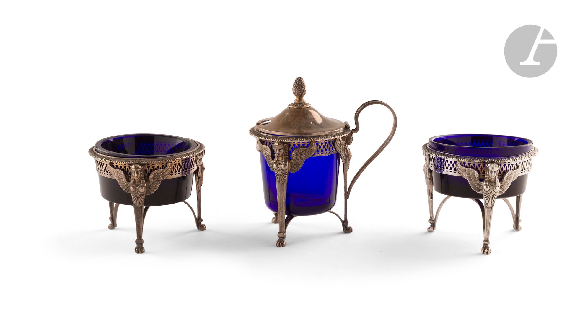 PARIS 1809 - 1819 ET 1819 - 1838
Paire de salières en argent estampé tripode, décor dit « à l’égyptienne », on y joint un moutardier au modèle au vieillard. Complet de verres bleus.
Poids net : 247 g