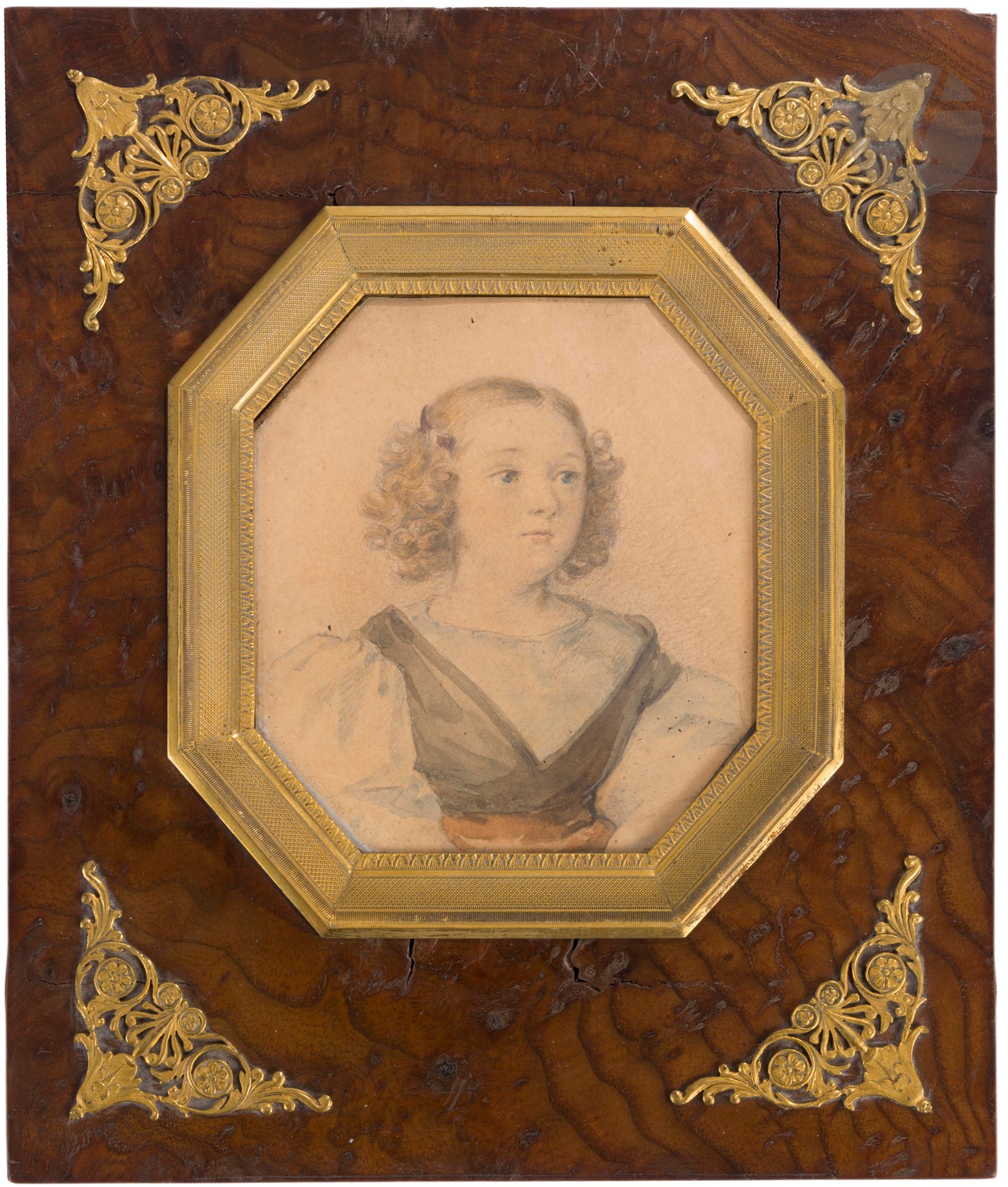 École FRANCAISE vers 1830
Portrait de jeune fille en robe marron sur chemise à manches gigot, coiffée de bouclettes
Miniature à l’aquarelle et gouache sur carton, octogonale à vue 9,8 x 8,8 cm
Important cadre en placage de loupe, à large visière de laiton doré, écoinçons de laiton doré 21 x 17,8 cm (accidents).
Au revers du montage, manuscrit : « 1 cercle à quadrille /Mr Chéron »