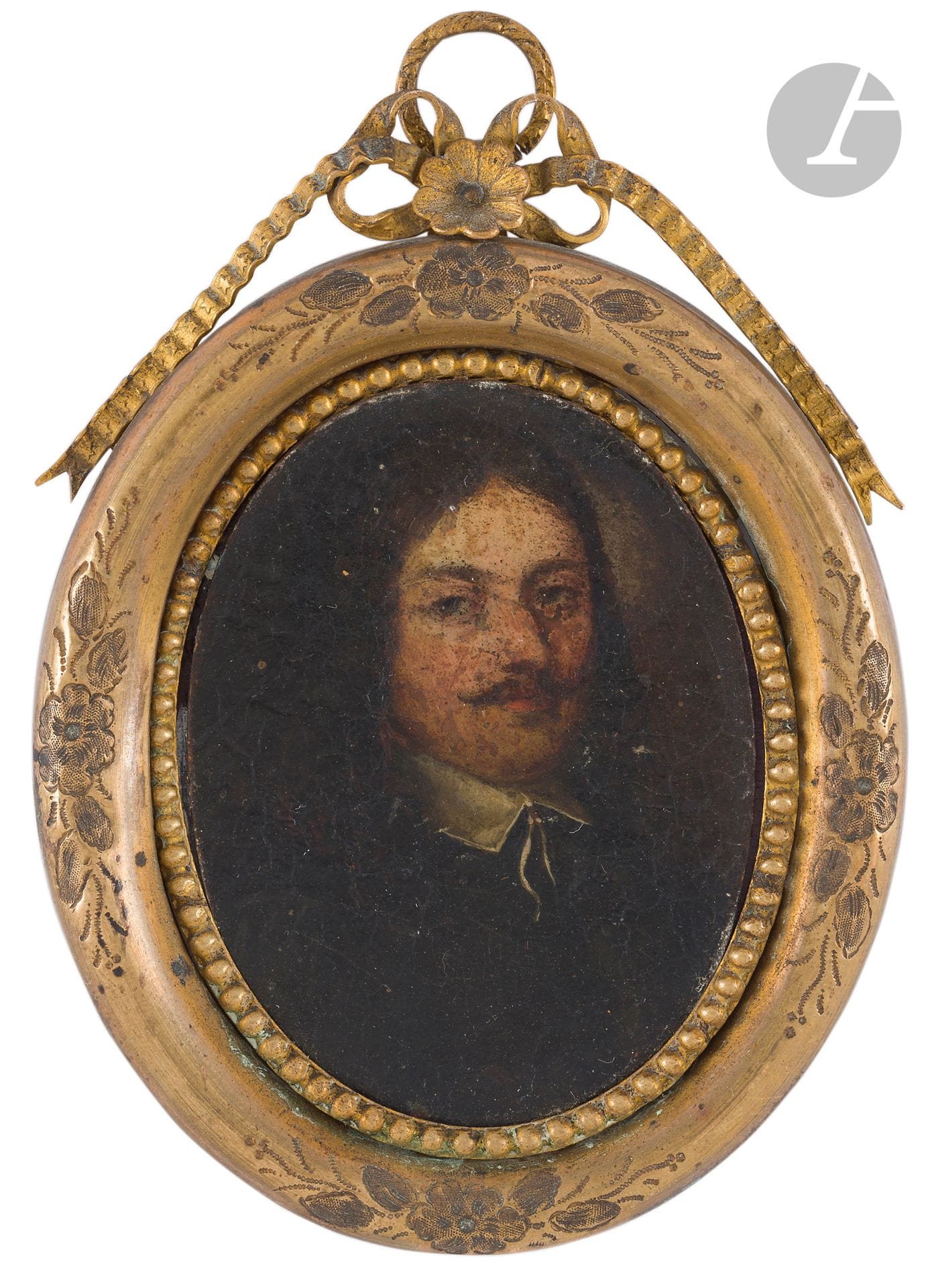École FRANÇAISE du XVIIe siècle
Portrait de jeune homme moustachu, les cheveux coiffés au naturel, époque Louis XIII
Miniature à l’huile sur cuivre, ovale 
5,8 x 4,5 cm 
(petits manques et restaurations) ;  cadre en laiton doré à décor floral du XIXe siècle.
Au revers, mention de provenance : coll Charles Michel.