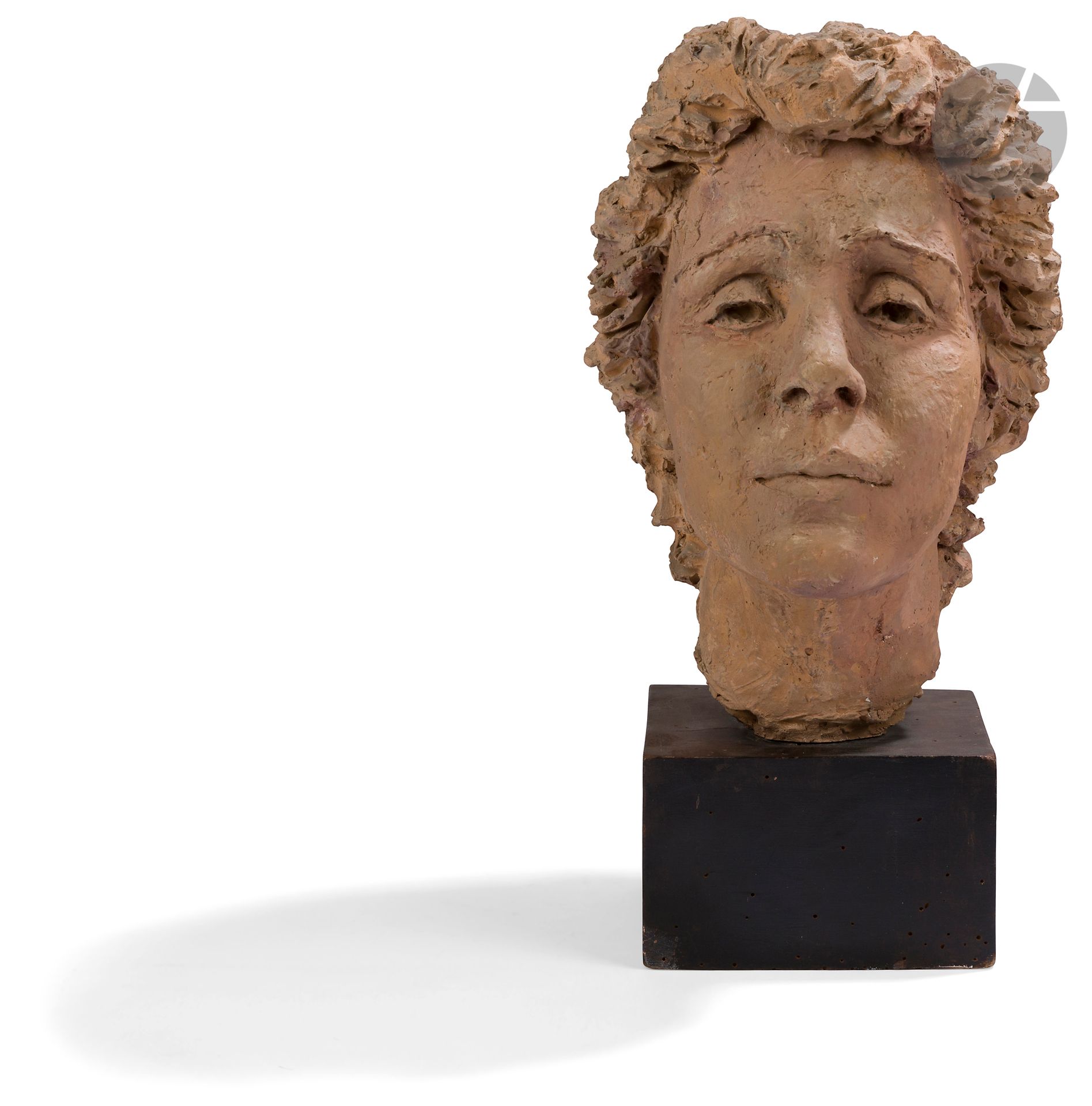 Fritz Huf (1888-1970)
Tête de femme
Terre cuite patinée
Signée dans le cou « HUF »
H : 29 cm et socle en bois H : 8,5 cm 
Reprises au plâtre