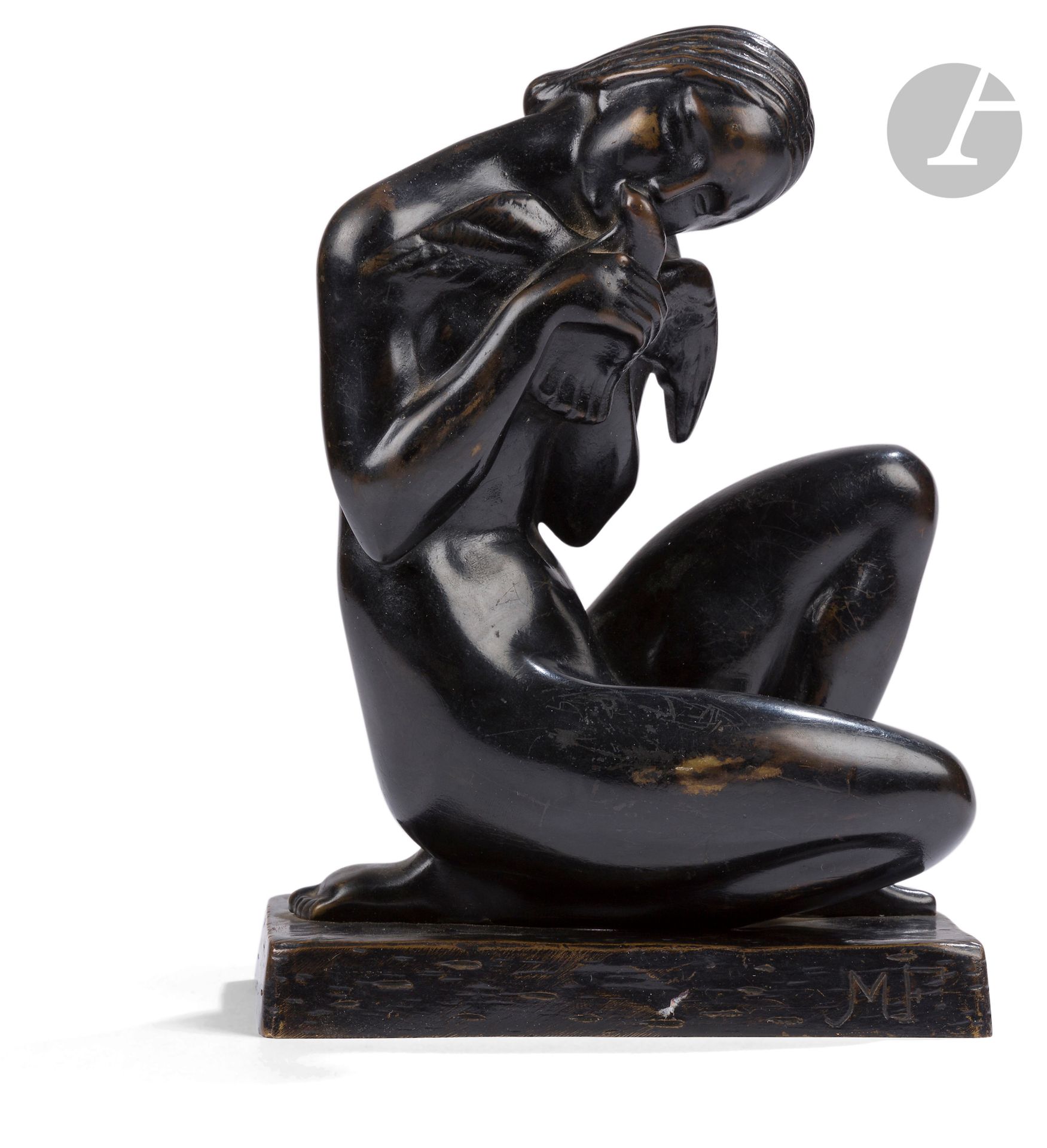 École française vers 1930
Jeune fille à la colombe
Bronze à patine noire 
Porte un monogramme « MF » sur la tranche de la terrasse
Numéroté « XIV » en dessous
H : 23 cm et terrasse 17 x 10 cm
Usures à la patine