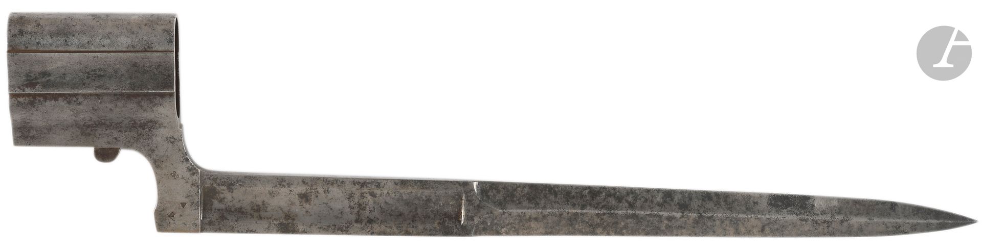 FRANCE 
Baïonnette pour fusil à deux canons juxtaposés, en tous points conformes au modèle de Voltigeur corse. 
Talon de lame marqué « Roux » et du chiffre 9. Nombreux poinçons dont B sur étoile, DC. 
Lt : 398 mm - Ll (à partir du dessus de la douille) : 330 mm - ll : 25 mm - Ld :67,5 mm - Dd : 2 x 21 mm
A.B.E.
