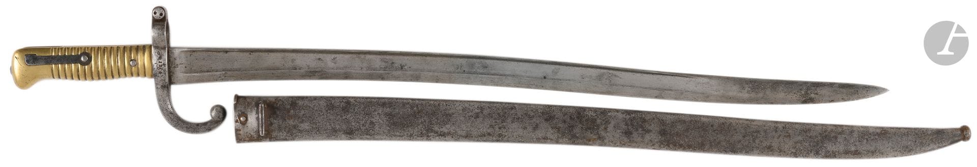 FRANCE 
Baïonnette Chassepot 1866 mais lame fabriquée en Allemagne.
Poignée en laiton, croisière avec quillon recourbé vers la lame, poinçonnée à l’ancre. Lame yatagan avec gouttière sur chaque face, marquée du logo Kirschbaum (tête couronnée). Fourreau en tôle au même matricule « X31110 ».
Lt : 699 mm - Ll : 575 mm - ll : 30 mm - Dd : 17,6 mm
A.B.E.