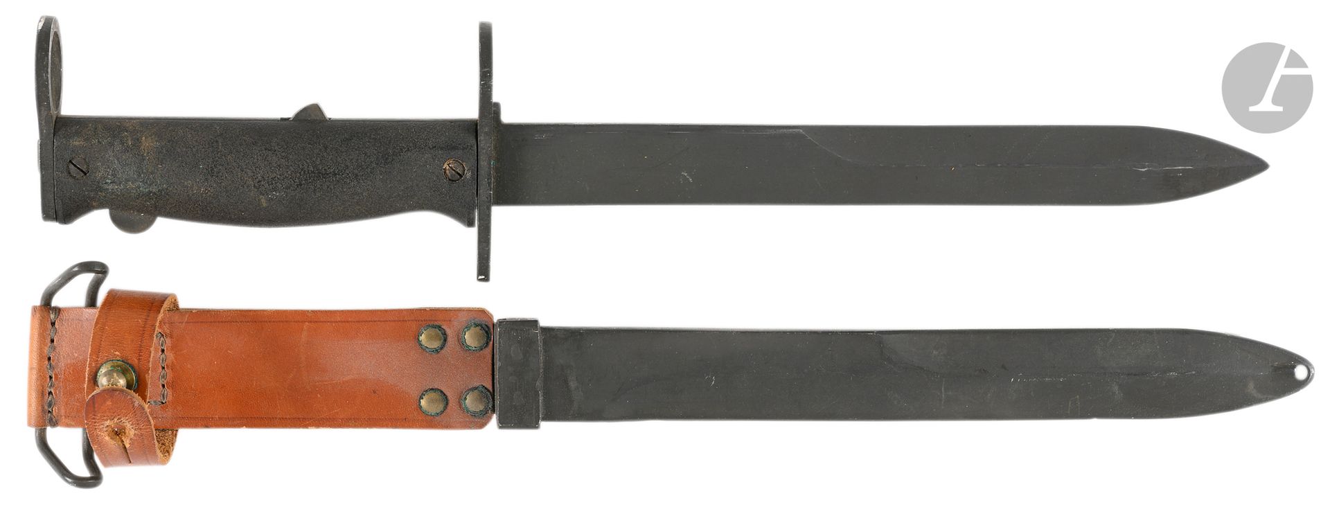 FRANCE 
Couteau-baïonnette modèle 1949/56 pour fusil Mas 49/56. 
Poignée à plaquettes plastique. Lame phosphatée, à contre-tranchant. Fourreau en tôle de fer. Avec son porte-fourreau en cuir brun. 
Lt : 343 mm - Ll : 220 mm - II : 23 mm - Dd : 22 mm 
B.E.