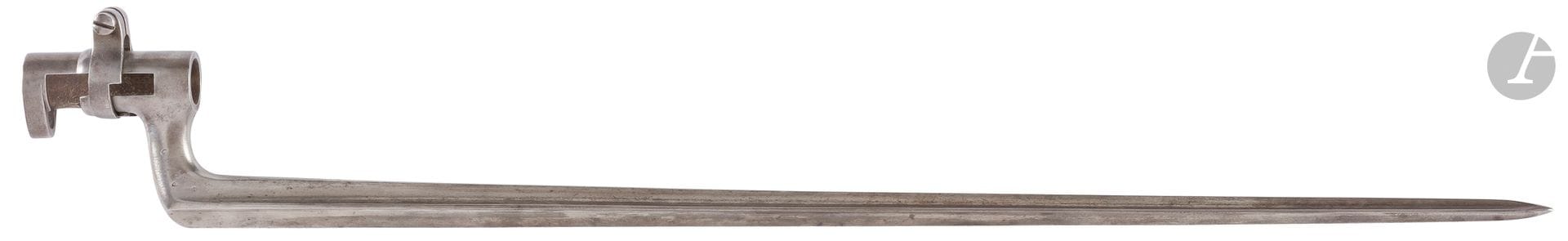 FRANCE 
Baïonnette à douille modèle 1866-74 pour carabine de Gendarmerie 1866, modifiée pour fusil Gras 1874. 
Douille à triple fente, virole médiane. Coude poinçonné et matriculé « G15416 ». Lame cruciforme, section ovale, sans fourreau.
Lt : 575 mm - Ll (à partir du dessus de la douille) : 513 mm - ll : 20,4 mm - Ld : 62,5 mm - Dd : 17,5 mm
B.E.