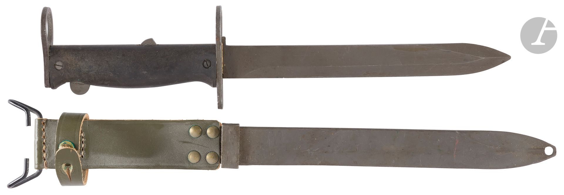 FRANCE 
Couteau-baïonnette pour fusil MAS 49/56. 
Poignée à plaquettes plastique, lame phosphatée grise, court contre-tranchant. Croisière frappée sur le dessous « MAS 78 » Fourreau en tôle. Porte-fourreau attenant en cuir vert avec crochet.
Lt : 325 mm - Ll : 202 mm - ll : 23 mm - Dd : 22 mm
B.E.