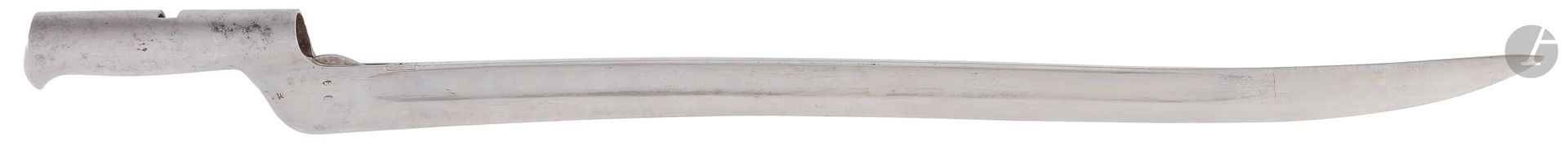 FRANCE 
Sabre-baïonnette pour carabine-revolver Perrin. 
Tout en acier d’une seule pièce. 
Poignée tubulaire. Lame yatagan à ressort sur le dos poinçonné « 483 ». Talon poinçonné de manufacture B et B étoile. 
Réalisé par Coulaux à Klingenthal. 
Proposé vers 1870, la carabine et son sabre-baïonnette ne seront pas retenues par le ministère de la guerre.
Lt : 652 mm - Ll : 535 mm - ll : 29 mm - Dd : 19 mm
A.B.E.